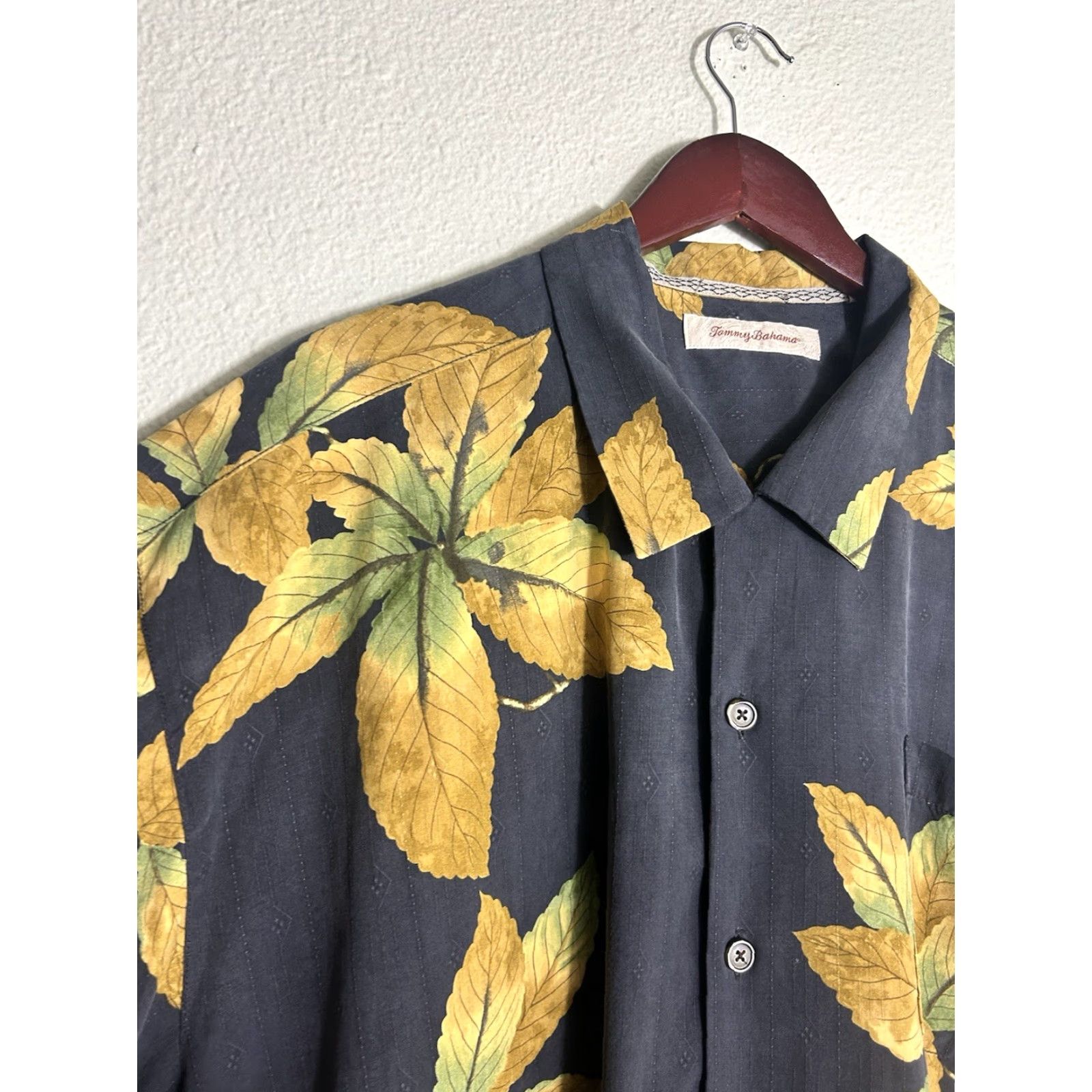 Tommy Bahama VINTAGE Tommy Bahama Mens 2XL Black Silk Button-Up Hawaiian Shirt Casual Mens Shirt Hawaiian 90s? Size US XXL / EU 58 / 5 - 3 Thumbnail