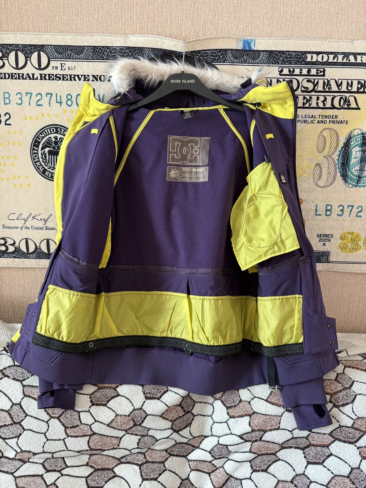 Other Vintage DC Shoes Jacket Faux Fur Hood Big Logo Ski Womens Size M / US 6-8 / IT 42-44 - 8 Thumbnail