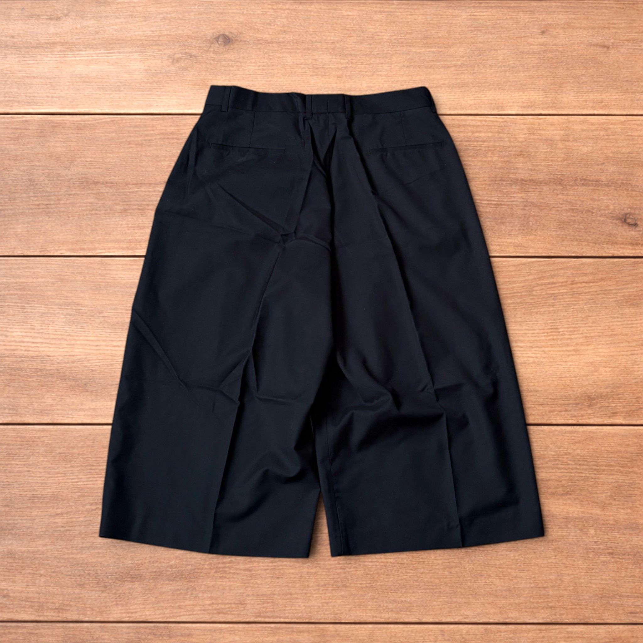 Japanese Brand Vintage style baggy wide leg long tailored shorts in black. Size US 34 / EU 50 - 2 Thumbnail