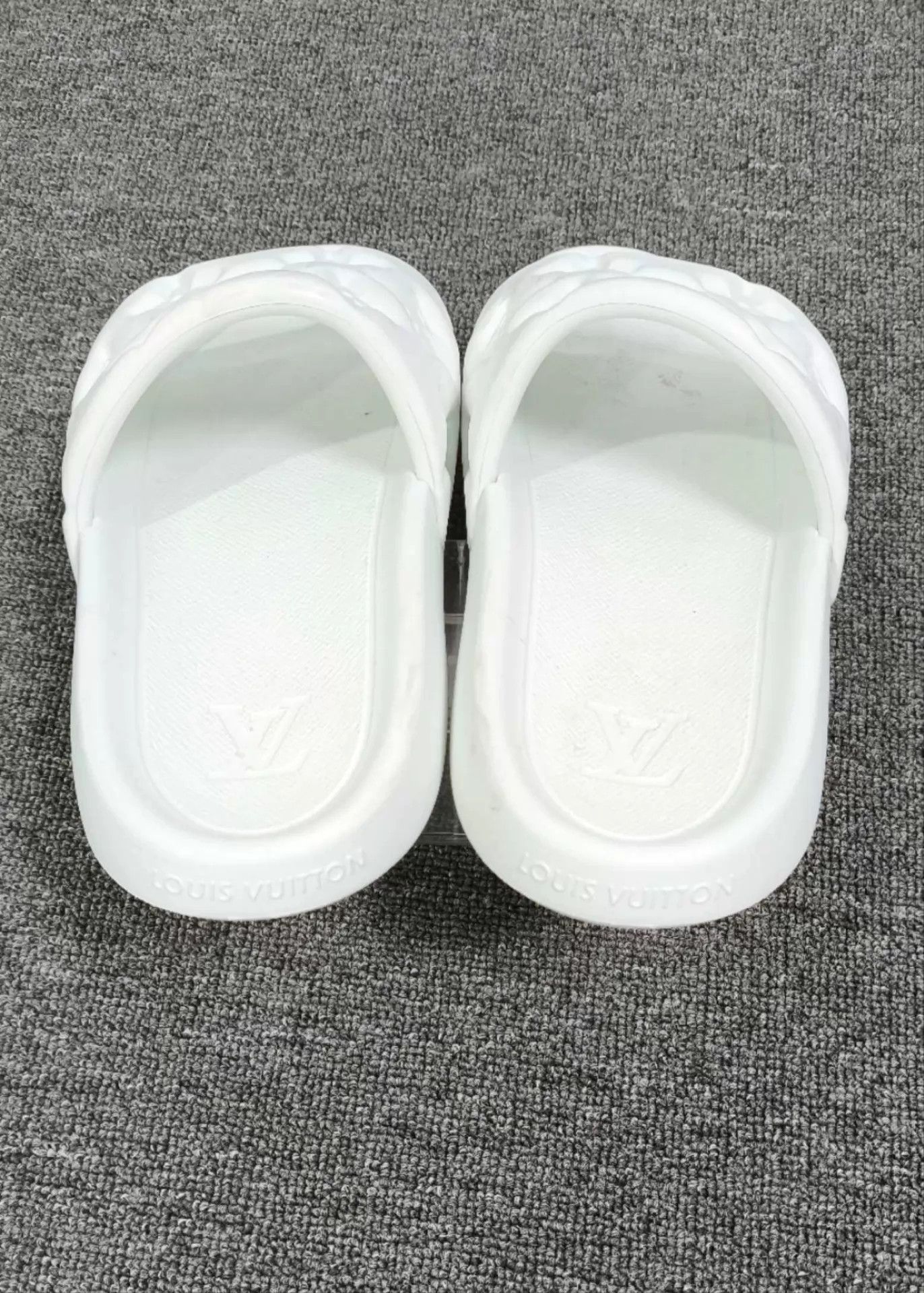 Louis Vuitton LV white embossed logo slipper size 42 Size US 9 / EU 42 - 5 Thumbnail
