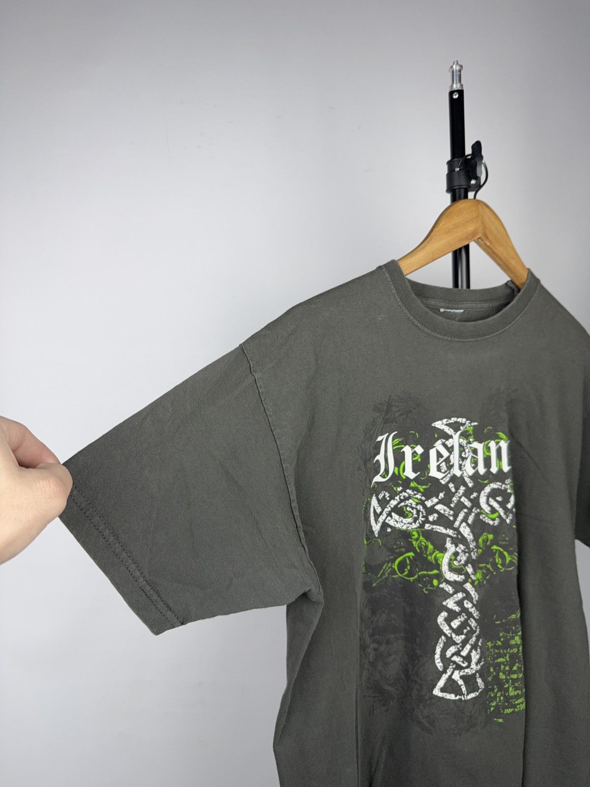 Vintage Vintage 00s Ireland Celtic Cross Gothic Graphic T-Shirt Size US L / EU 52-54 / 3 - 7 Thumbnail