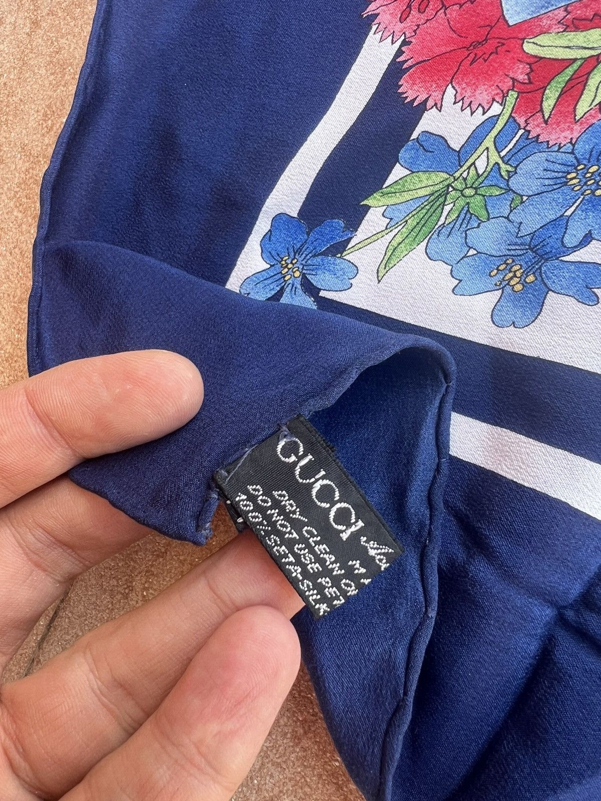 Gucci Vintage Gucci Flower Silk Skarf Size ONE SIZE - 8 Thumbnail