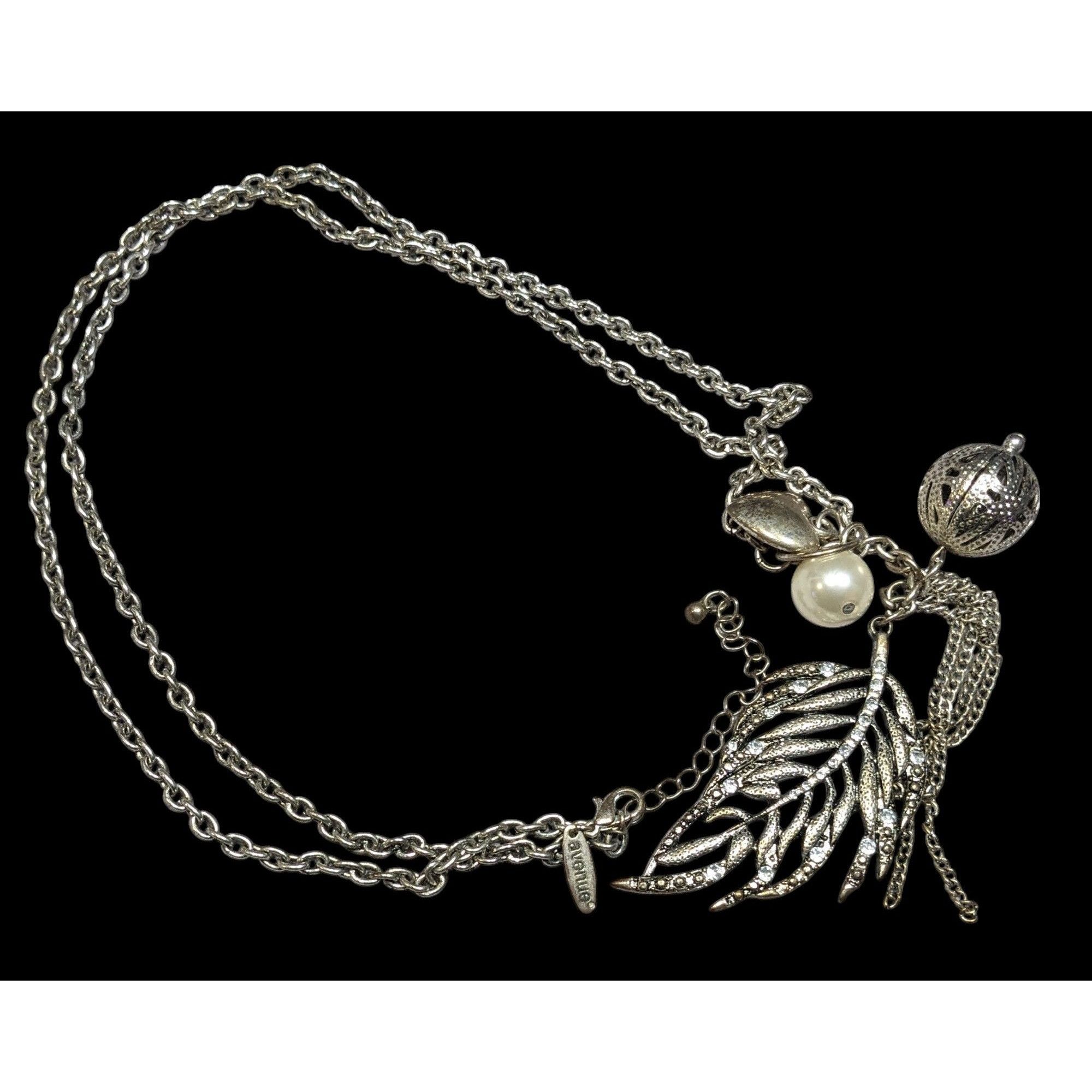 Avenue Avenue Y2K Cluster Charm Pendant Necklace Size ONE SIZE - 1 Thumbnail
