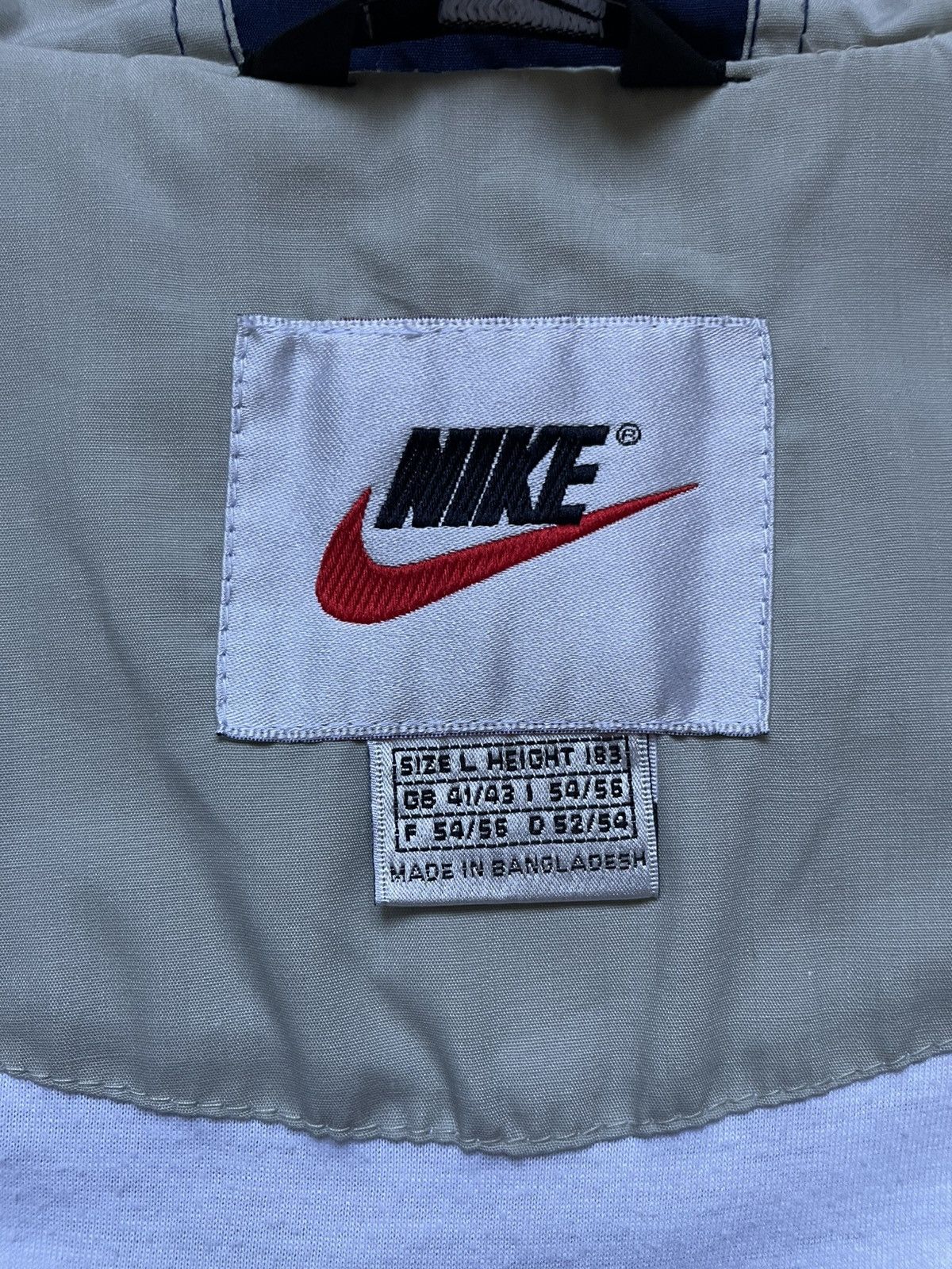 Nike Vintage 2000s Nike Jacket Mens Windbreaker Swoosh Logo Black Size US L / EU 52-54 / 3 - 14 Thumbnail