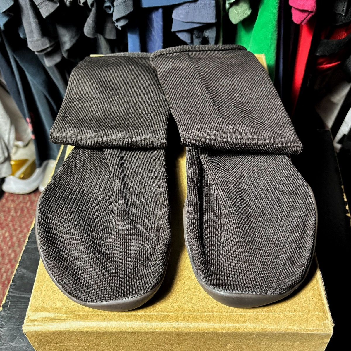 Yeezy Yeezy Pods Size 2 Black Size US 10 / EU 43 - 2 Thumbnail