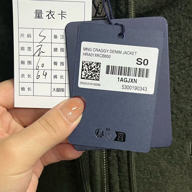 Louis Vuitton Louis Vuitton 25 Latest Green Solid Logo Letter Zip Pocket Size US S / EU 44-46 / 1 - 4 Thumbnail