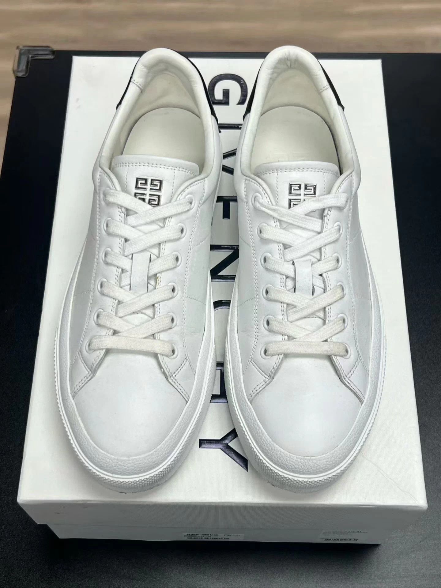 Givenchy Givenchy low-top 41 EU sneakers box exc cond sl sole wear Size US 8 / EU 41 - 3 Thumbnail