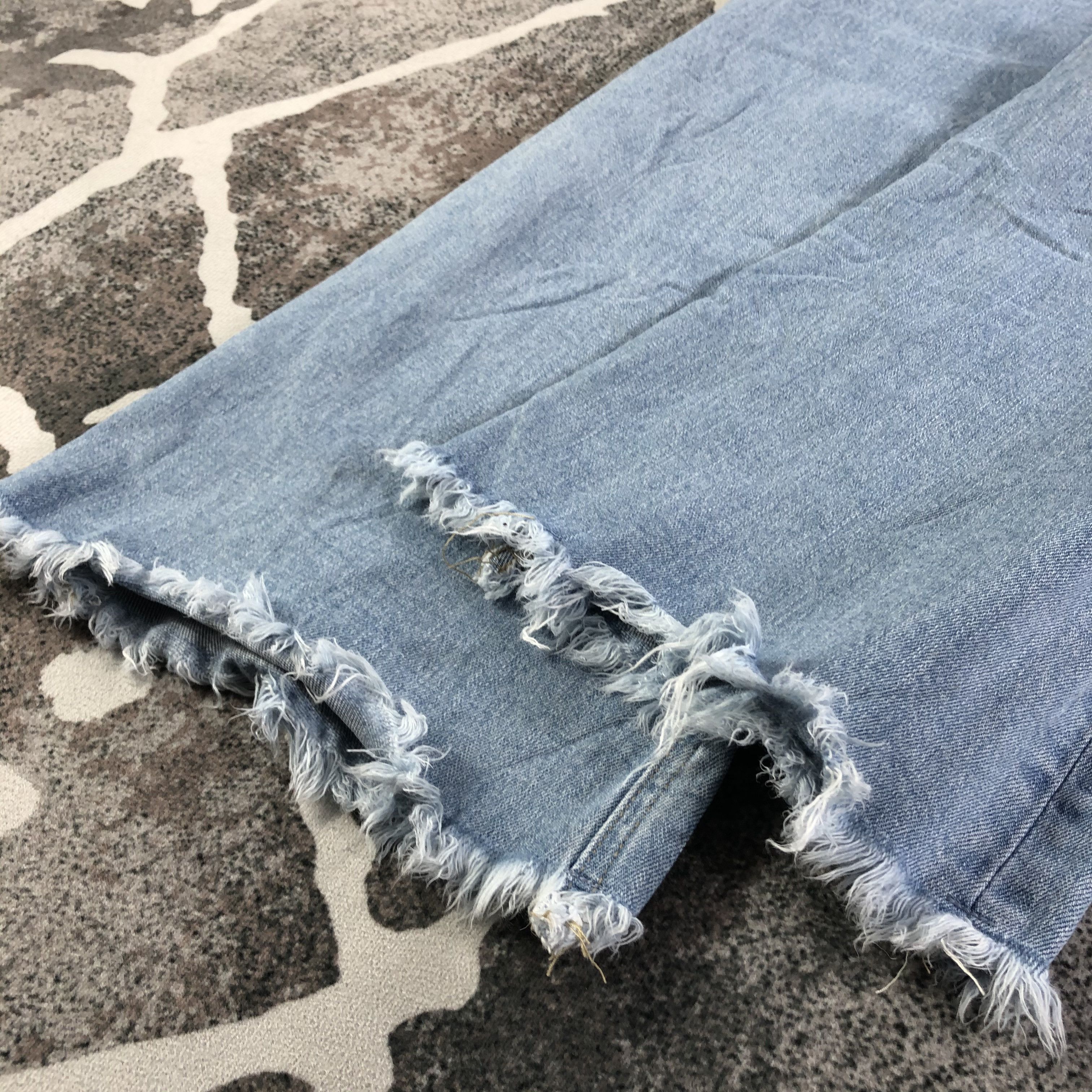 Japanese Brand Japanese Brand Medium Wash Flared Jeans KJ1986 Size 25" / US 0 / IT 36 - 5 Thumbnail