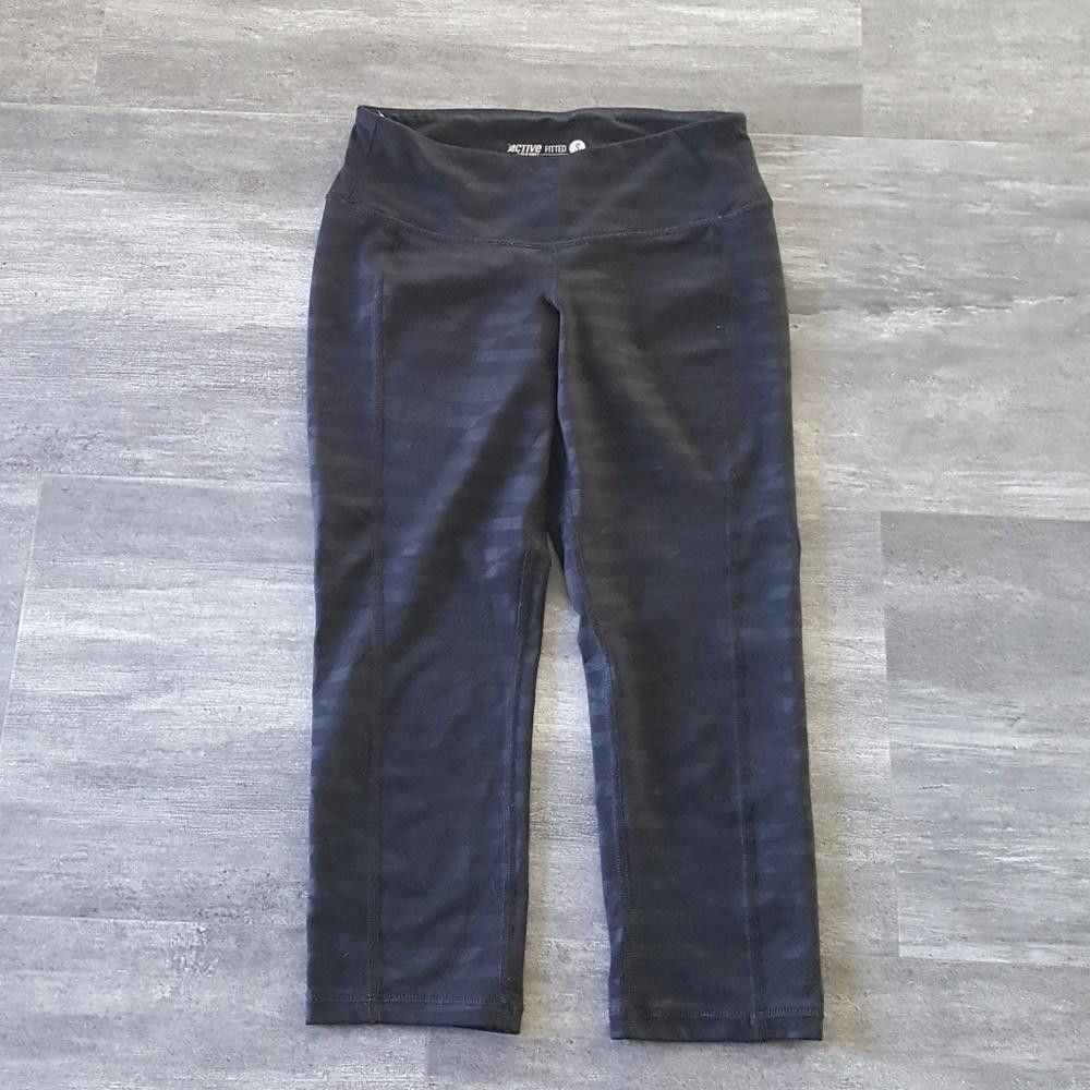 Old Navy Black Lined Fitted Athletic Capri Size 28" / US 6 / IT 42 - 1 Thumbnail