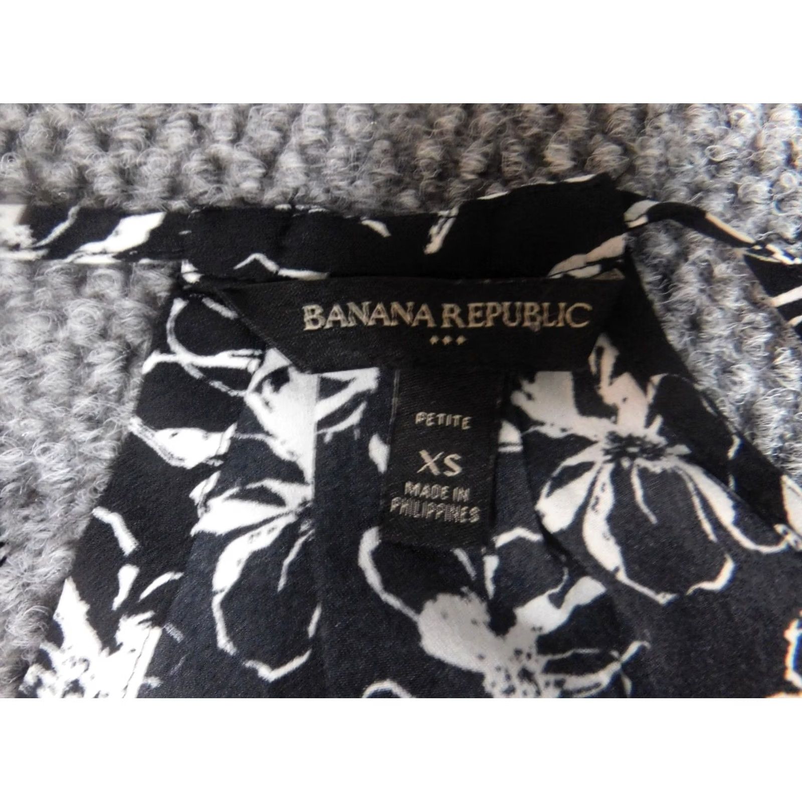 Banana Republic Banana Republic Blouse Shirt Petites Womens XS Black Floral Sleeveless Crew Neck Pullover Casual Button Polyester Vintage? No (adjusted) Size XS / US 0-2 / IT 36-38 - 6 Thumbnail