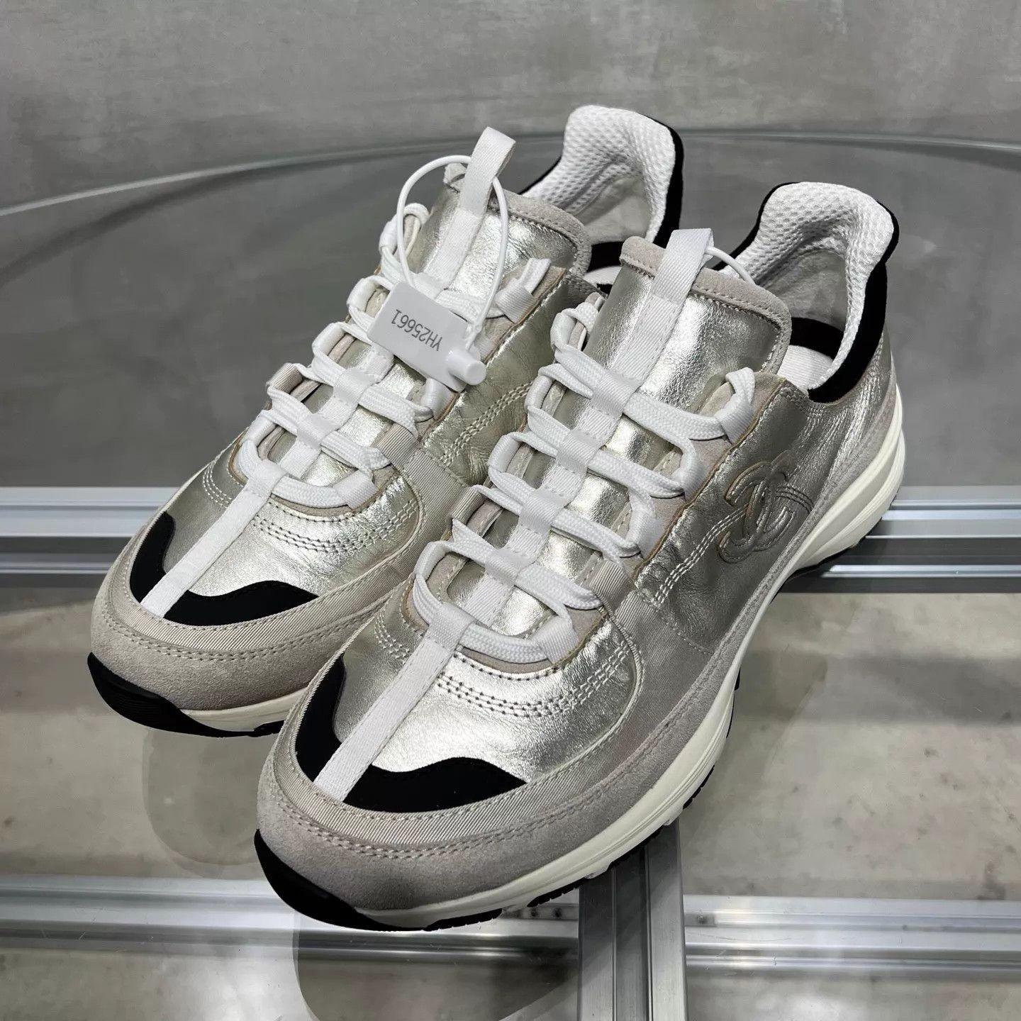 Chanel Chanel 25A Black White Color Blocked Sneaker 41 Size US 8 / EU 41 - 2 Thumbnail