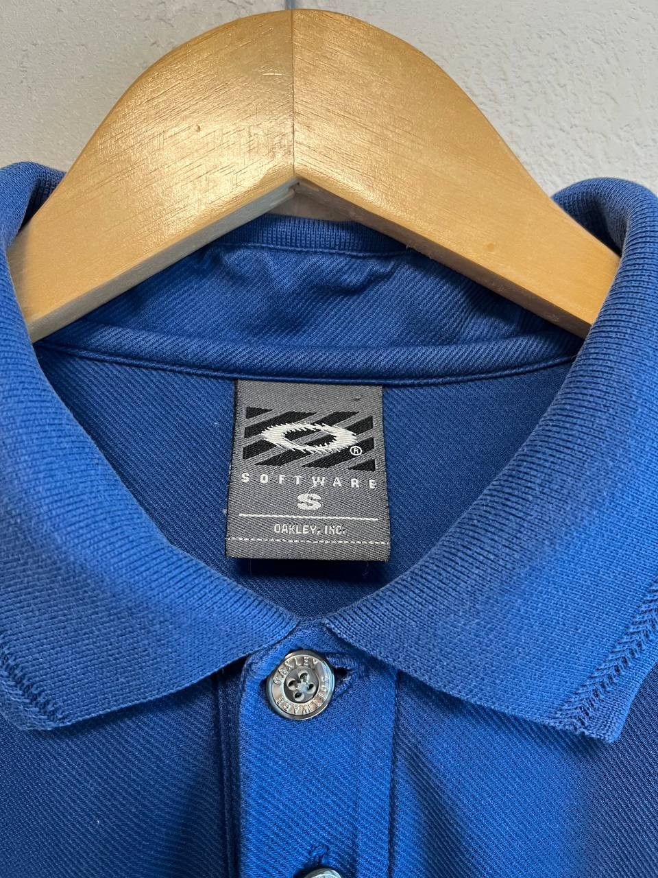 Oakley Vintage Oakley Center Logo Software T-Shirt Button Ups Size US S / EU 44-46 / 1 - 9 Thumbnail