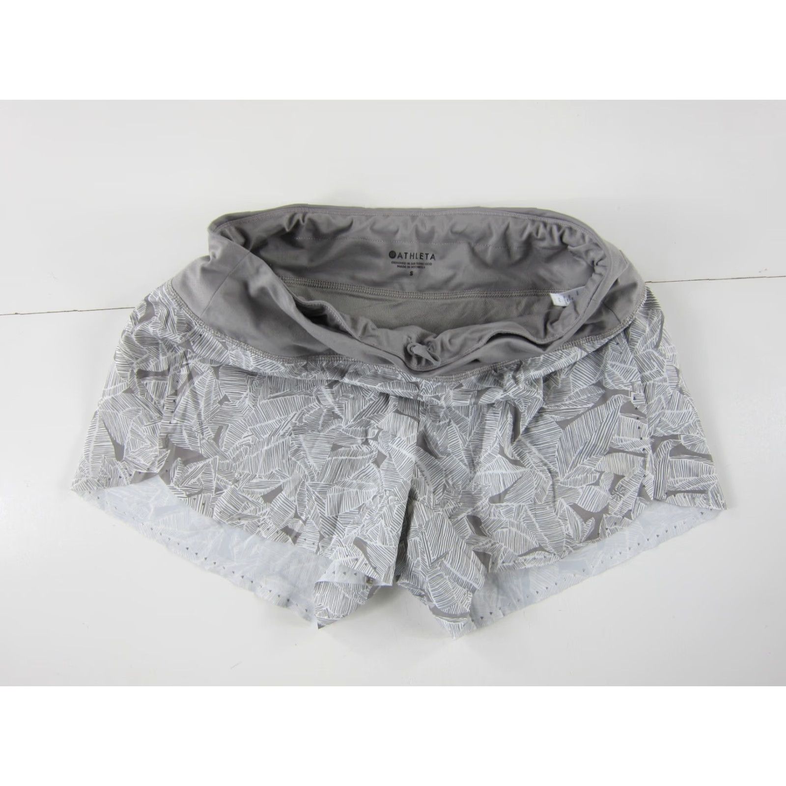 Athleta Athleta Grey White Floral Stretch Lined Shorts Women S Size 28" / US 6 / IT 42 - 4 Thumbnail