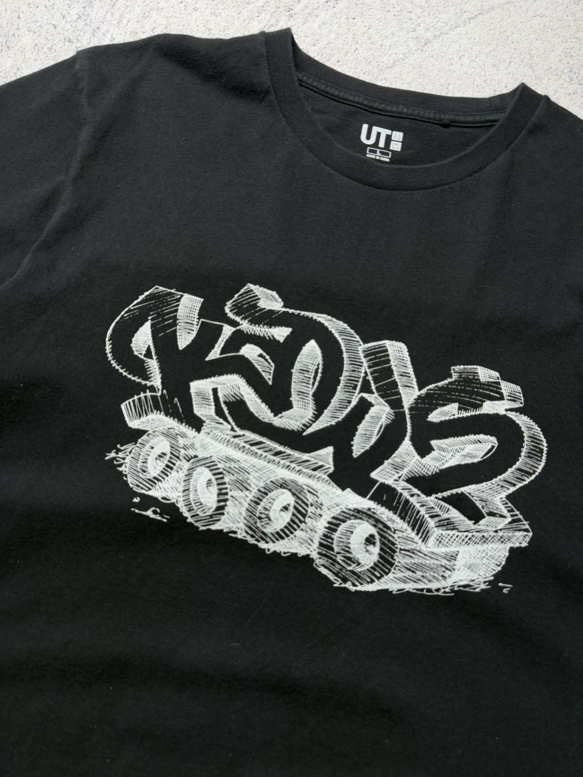 Japanese Brand Uniqlo x kaws grafitti spellout T shirt USA Size US L / EU 52-54 / 3 - 4 Thumbnail
