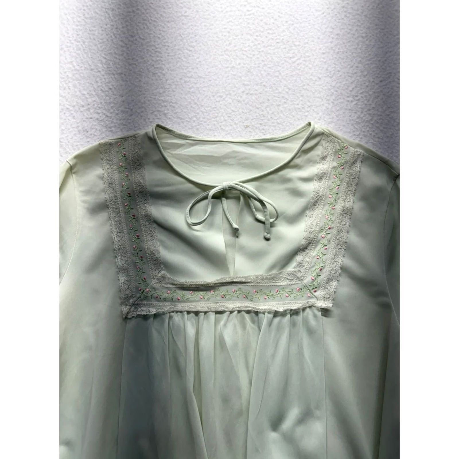 Vintage VINTAGE Nightgown Womens Large Lacy embroidered detail on chest Pastel green FlowY Nightgown 3918 Size ONE SIZE - 4 Thumbnail