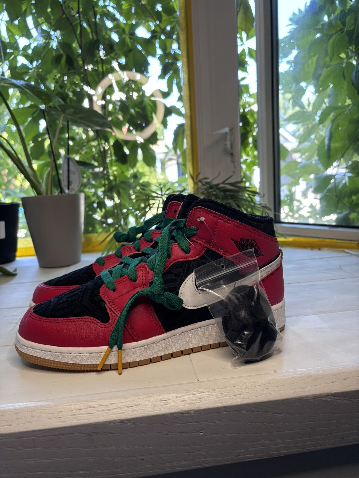 Jordan Brand Jordan 1 Mid SE Christmas Tree Youth Size 7 Size US 8.5 / IT 38.5 - 3 Thumbnail