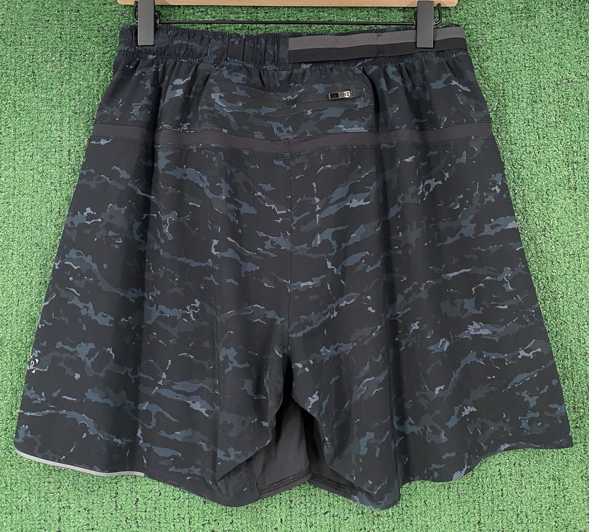 Lululemon Lululemon Surge Black Camo Camouflage Unlined Shorts Medium Size US 32 / EU 48 - 4 Thumbnail