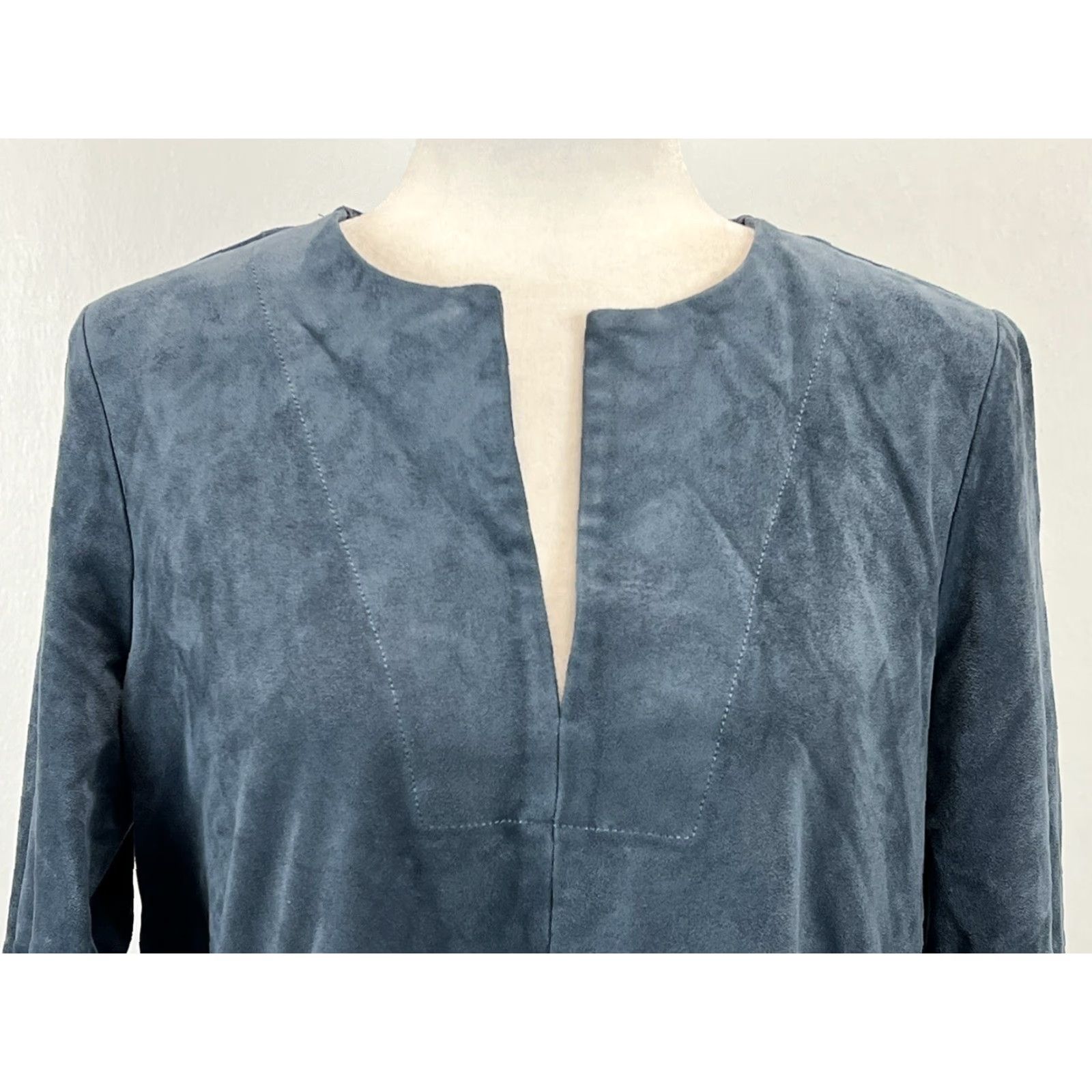 Bcbgmaxazria BCBGMAXAZRIA Faux Suede Dress Medium M Blue Bell Sleeve Short Shift Dress Sizing: Regular Women’s GUC Blue/Gray Bell Sleeves Size M / US 6-8 / IT 42-44 - 5 Thumbnail