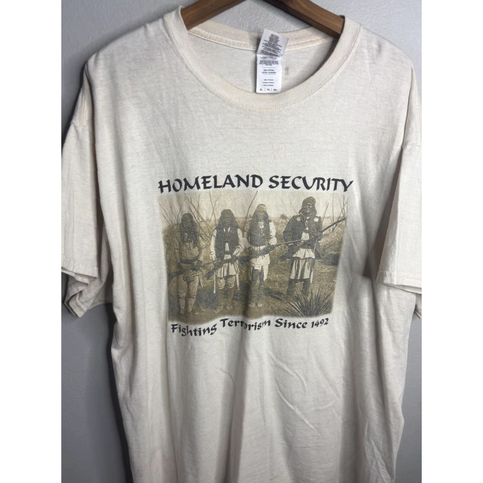 Gildan VINTAGE Homeland Security Shirt Mens Large White Gildan Fighting Terrorism Graphic Tee Size US L / EU 52-54 / 3 - 3 Thumbnail