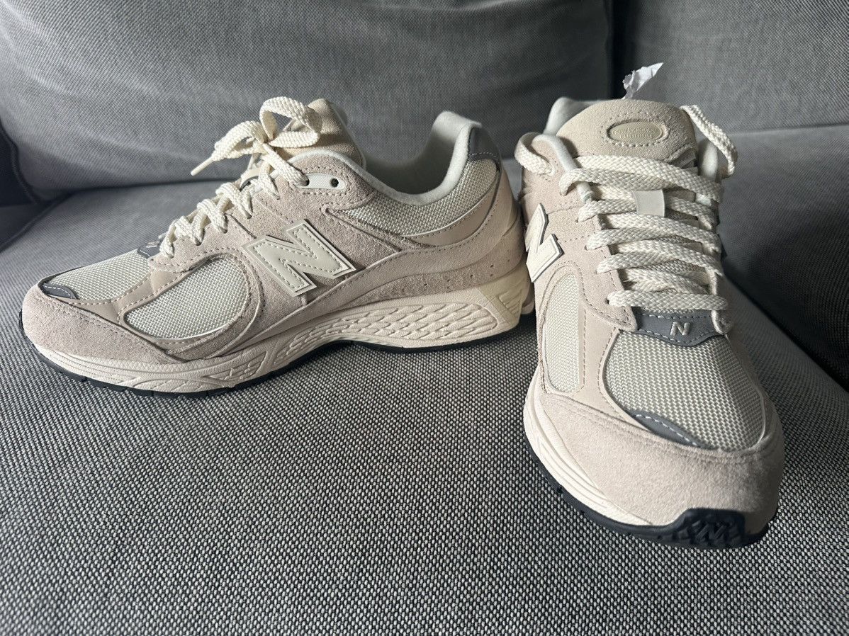 New Balance New Balance 2002R (Taupe) Size US 9 / EU 42 - 2 Thumbnail