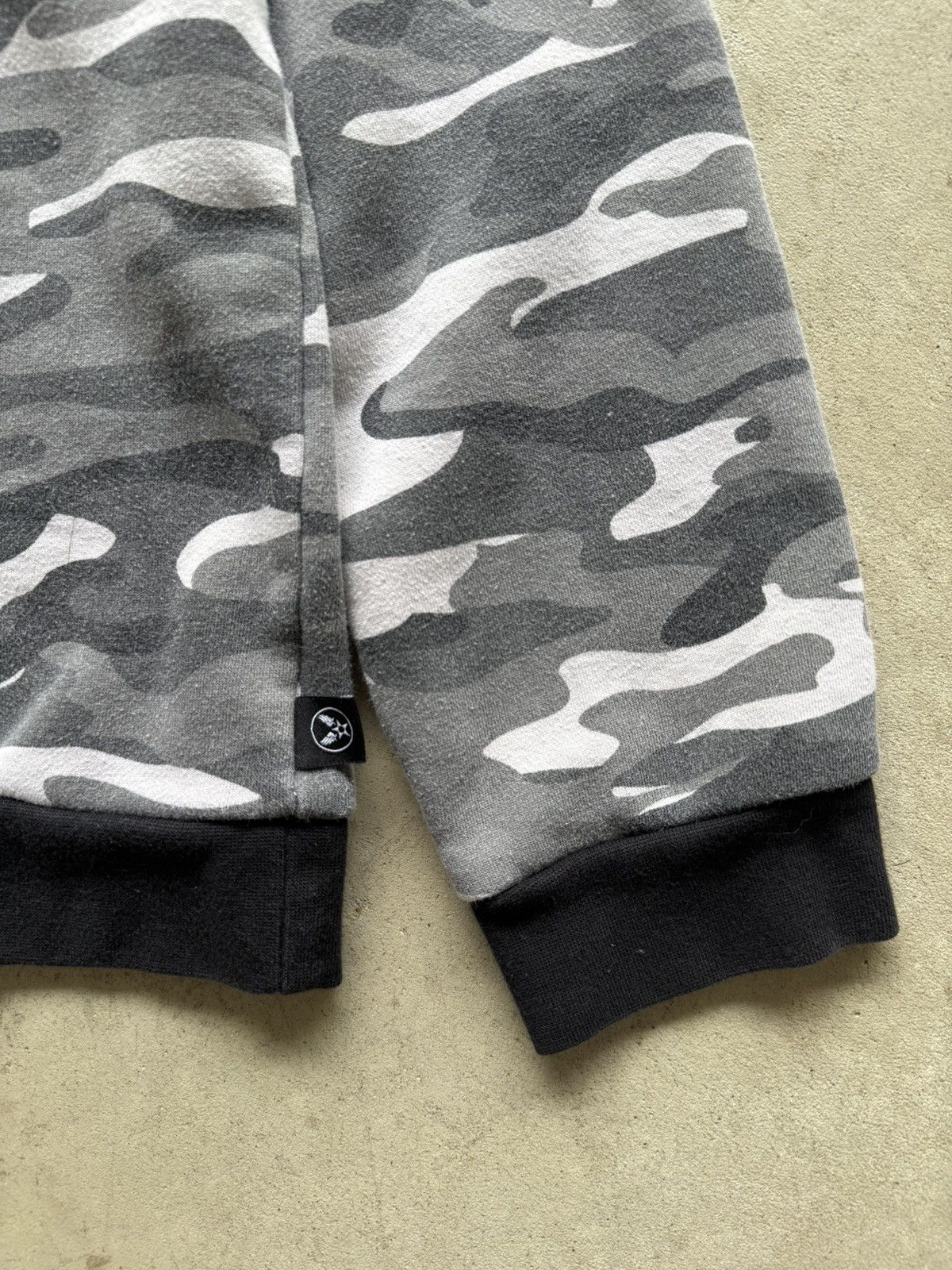 Avirex Avirex USA Black Camo Embroidered Crewneck Sweatshirt Size US L / EU 52-54 / 3 - 4 Thumbnail