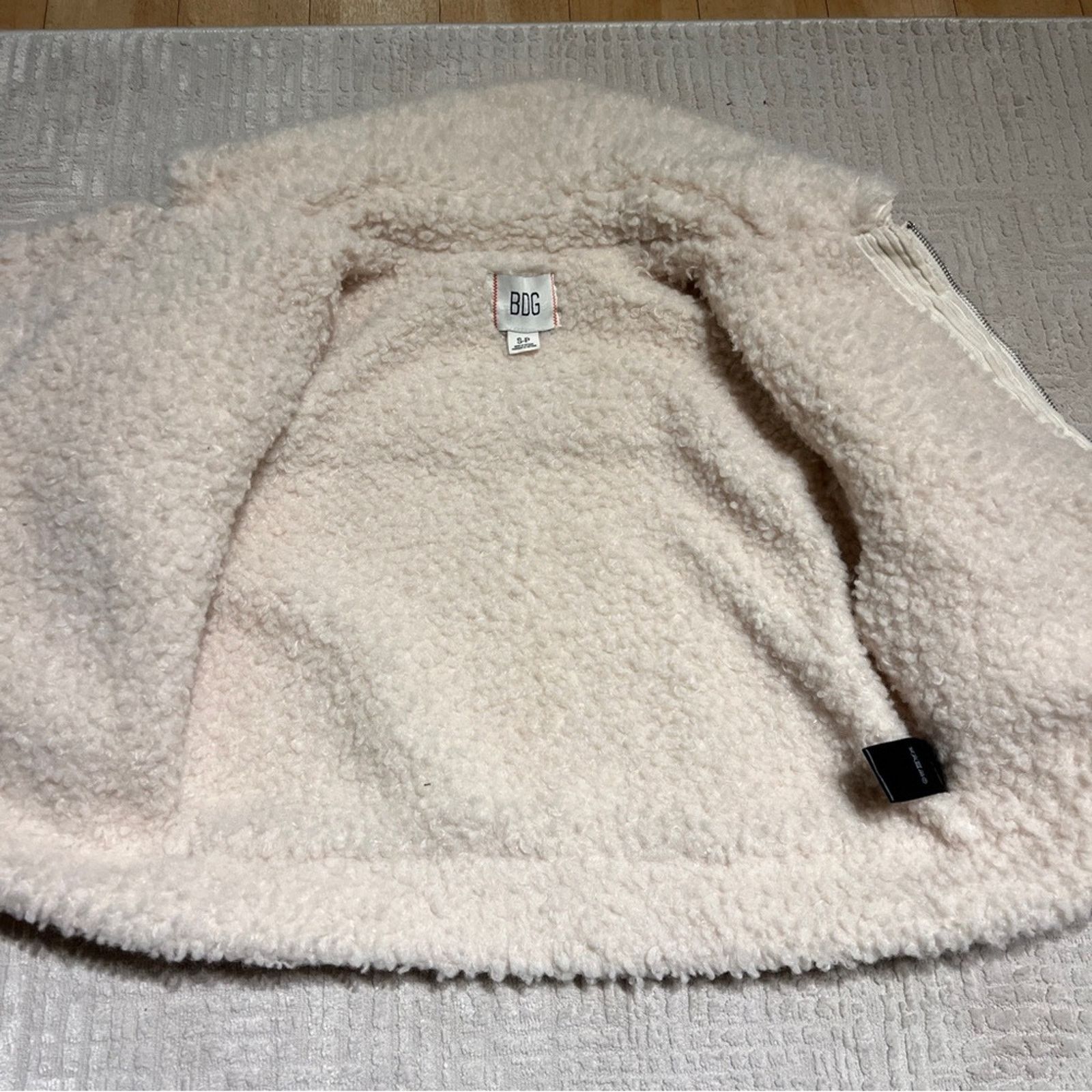 Urban Outfitters Urban Outfitters BDG Ivory/Cream Sherpa Jacket Women’s Small Size S / US 4 / IT 40 - 2 Thumbnail