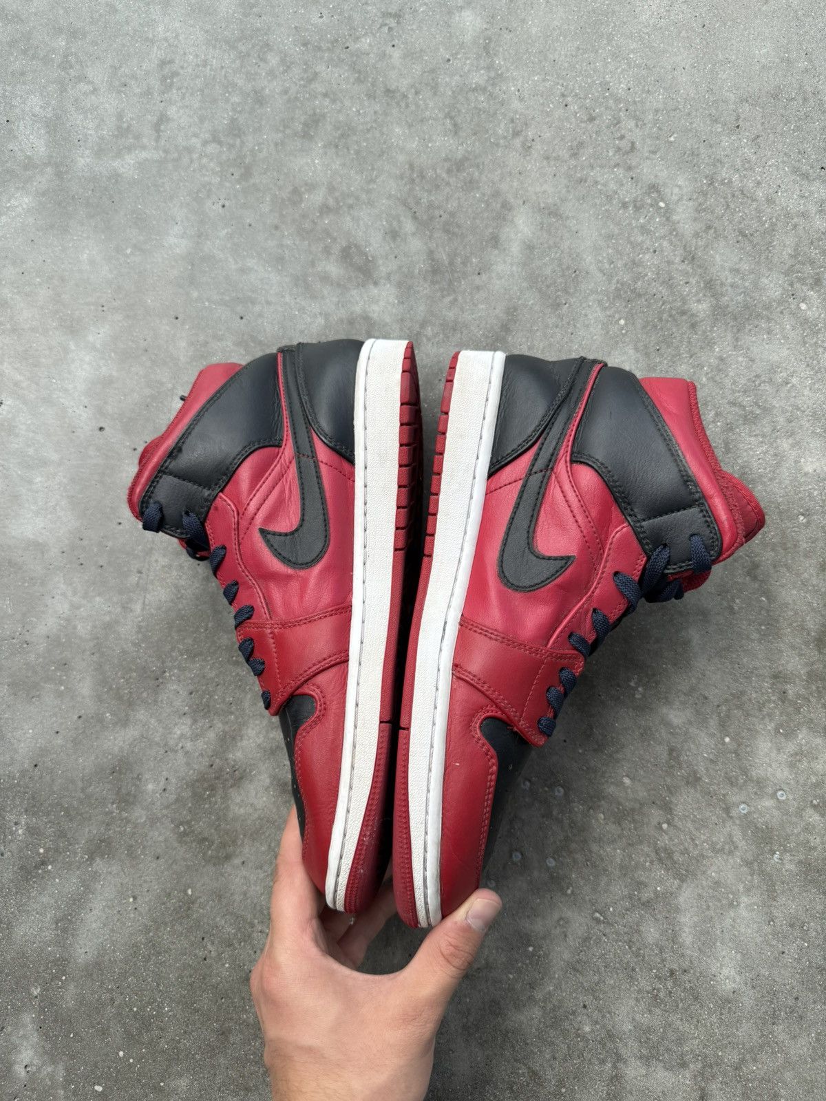 Nike Nike Air Jordan 1 Mid Reverse Bred 2021 Hype Streetwear Size US 8.5 / EU 41-42 - 5 Thumbnail