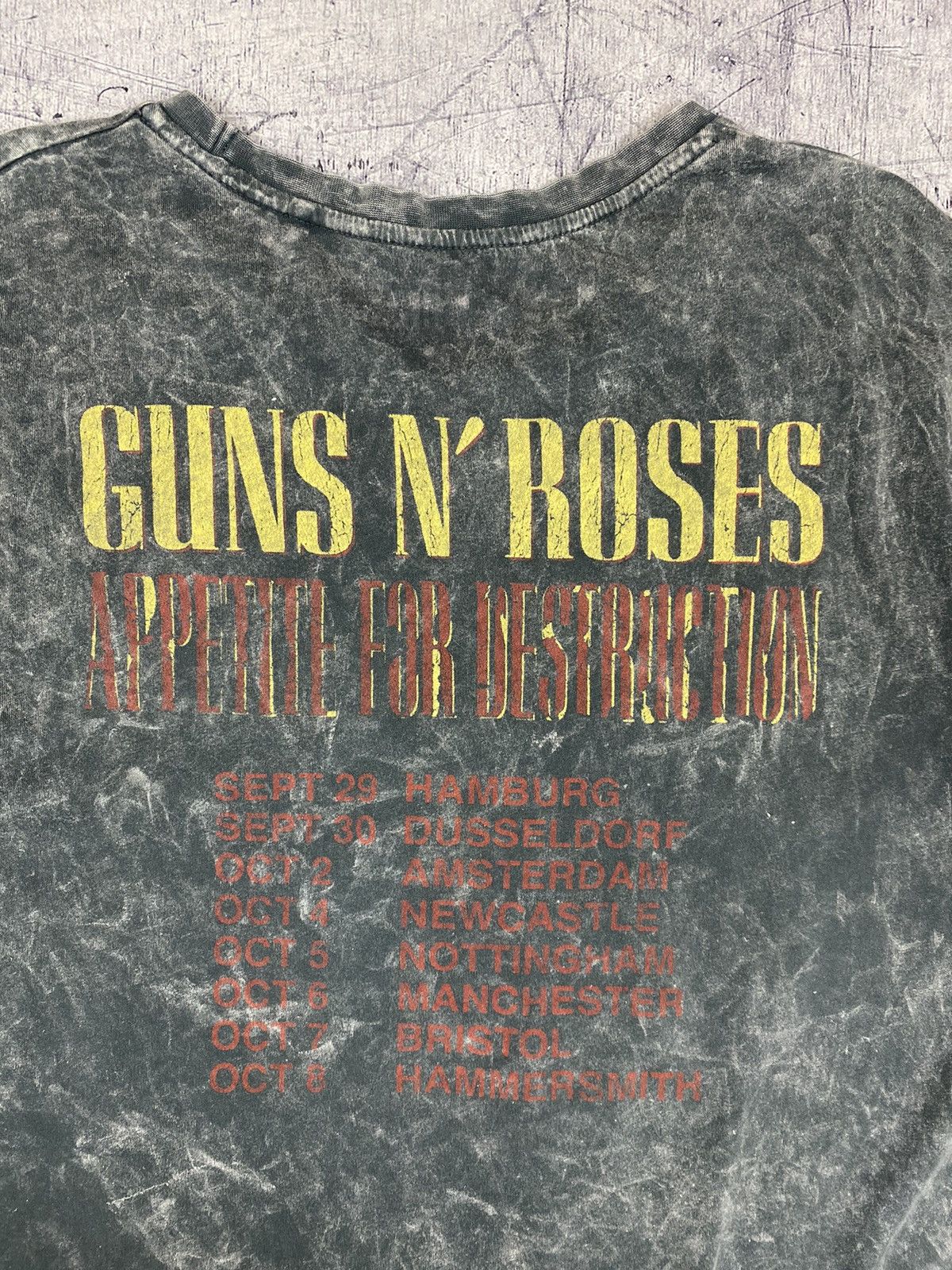 Guns N' Roses Vintage Guns N Roses 2017 Tour T Shirt Tee Size M Size US M / EU 48-50 / 2 - 11 Thumbnail