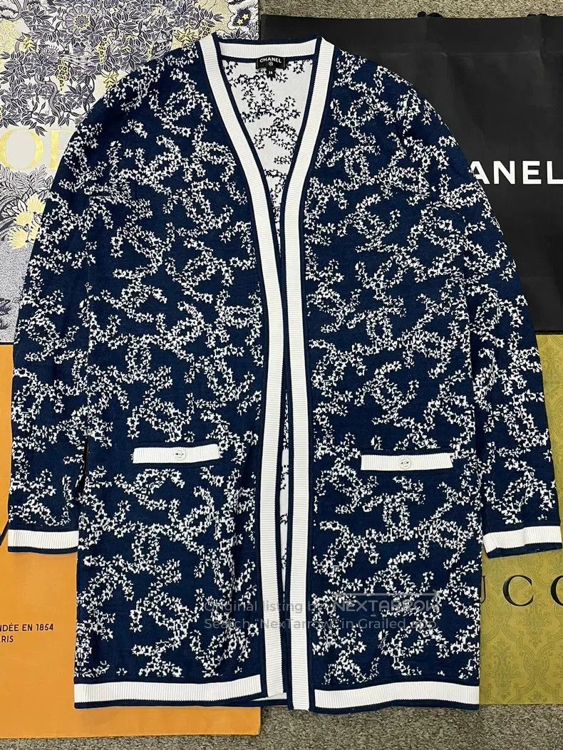 Other Chanel Blue and white colour block printed logo cardigan c Size XS / US 0-2 / IT 36-38 - 1 Thumbnail