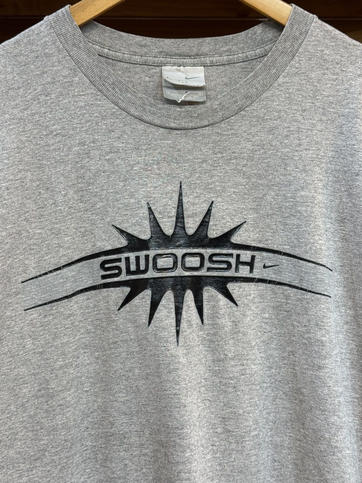 Nike Vintage Nike Swoosh Splash Logo 00's T-shirt Size US L / EU 52-54 / 3 - 2 Thumbnail