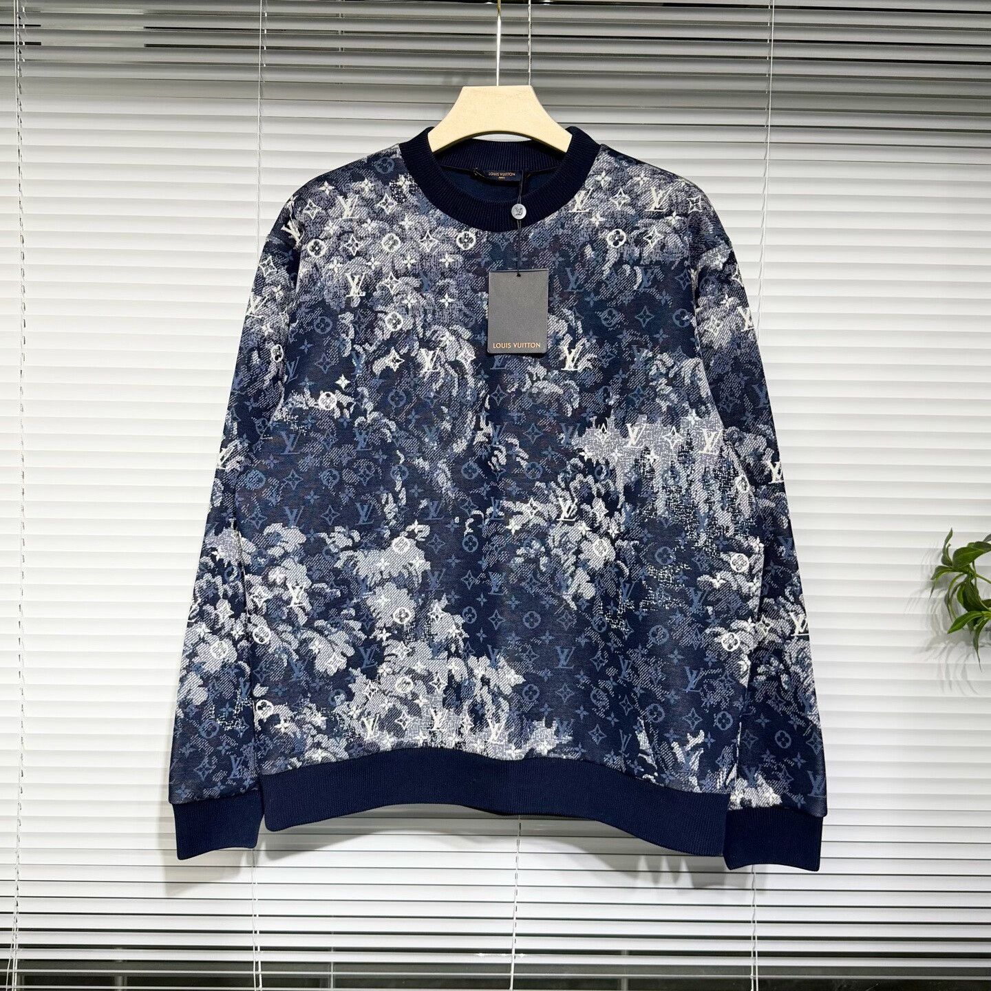 Louis Vuitton lv monogram sweatshirt with ribbed collar Size US XL / EU 56 / 4 - 1 Thumbnail