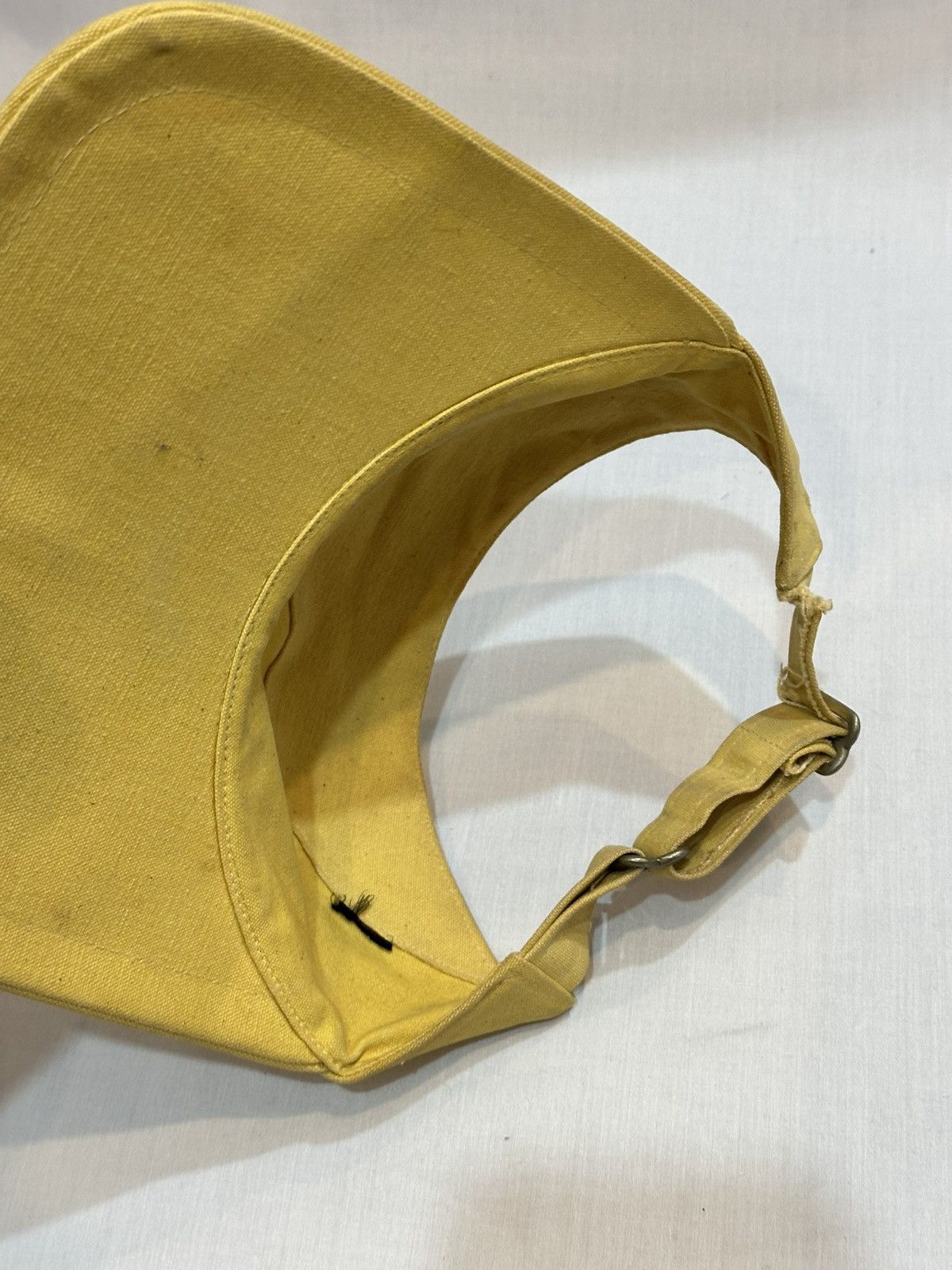Vintage vintage yellow cap branding for White Horse Scotch Whisky. Size ONE SIZE - 7 Thumbnail