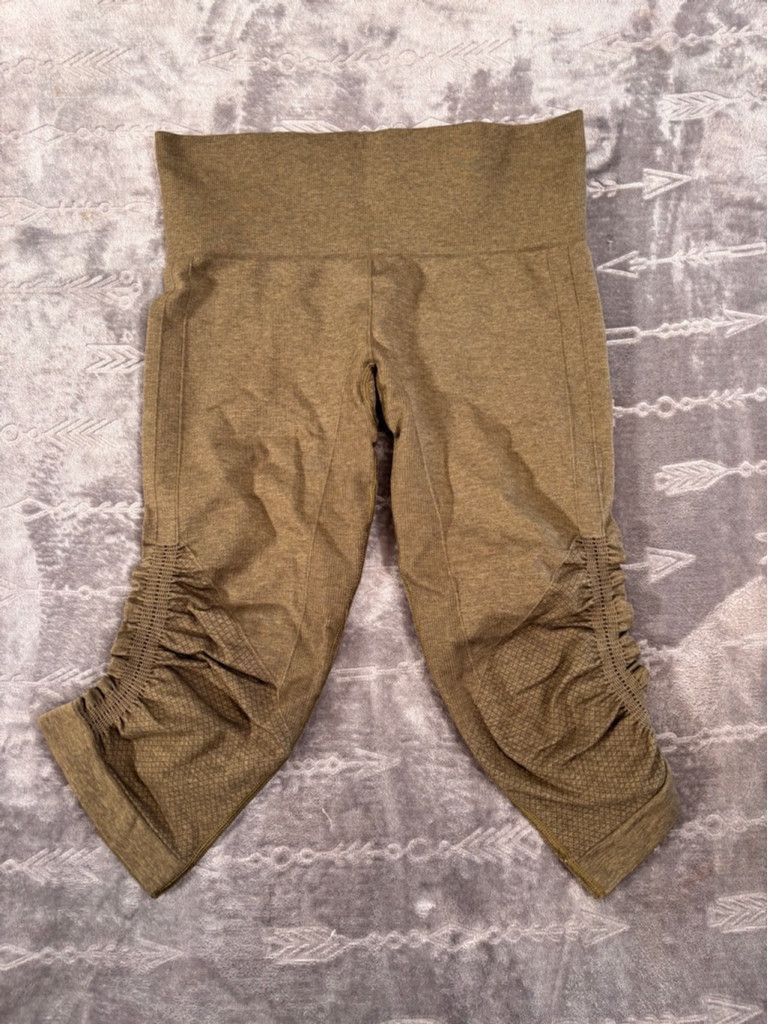 Lululemon Women's Lululemon Ruched Capri Leggings Size S Olive Green Size 28" / US 6 / IT 42 - 1 Thumbnail