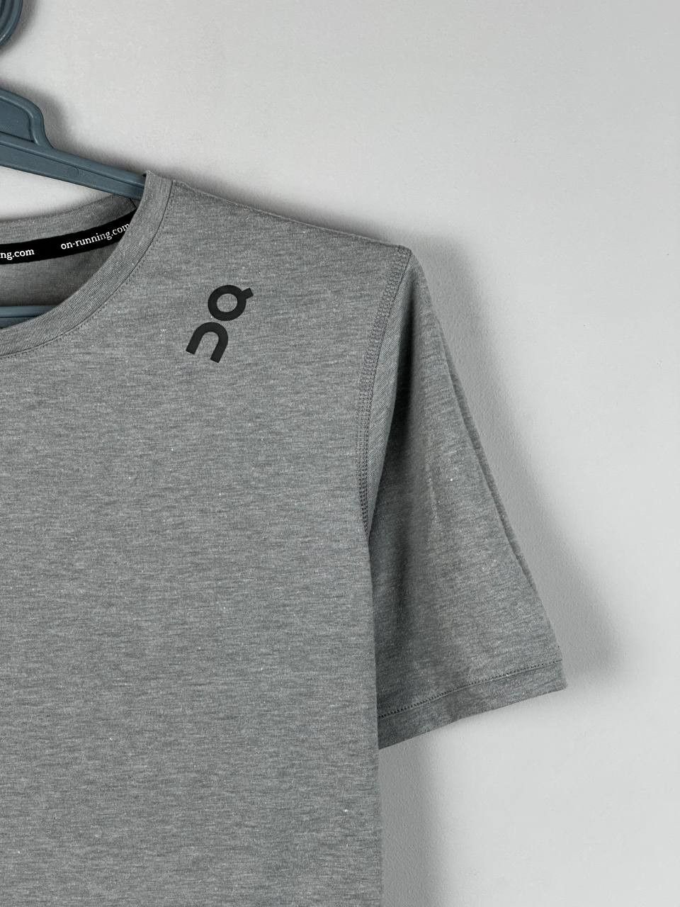 On On Running Performance Grey Sport T Shirt Size L Size US L / EU 52-54 / 3 - 4 Thumbnail
