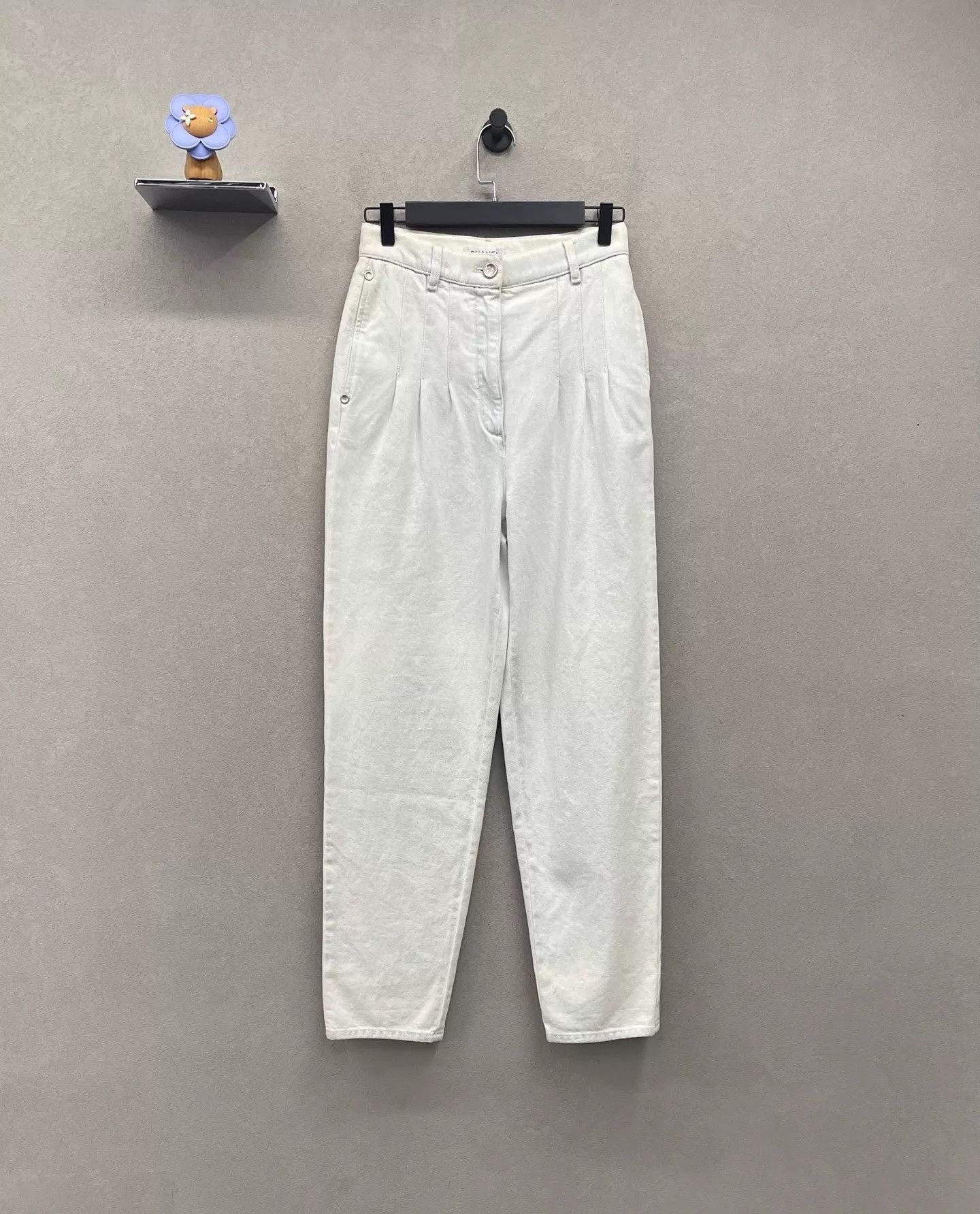 Chanel Chanel White Straight-Leg Jeans 36 Crisp Clean Stiff Size 26" / US 2 / IT 38 - 1 Thumbnail