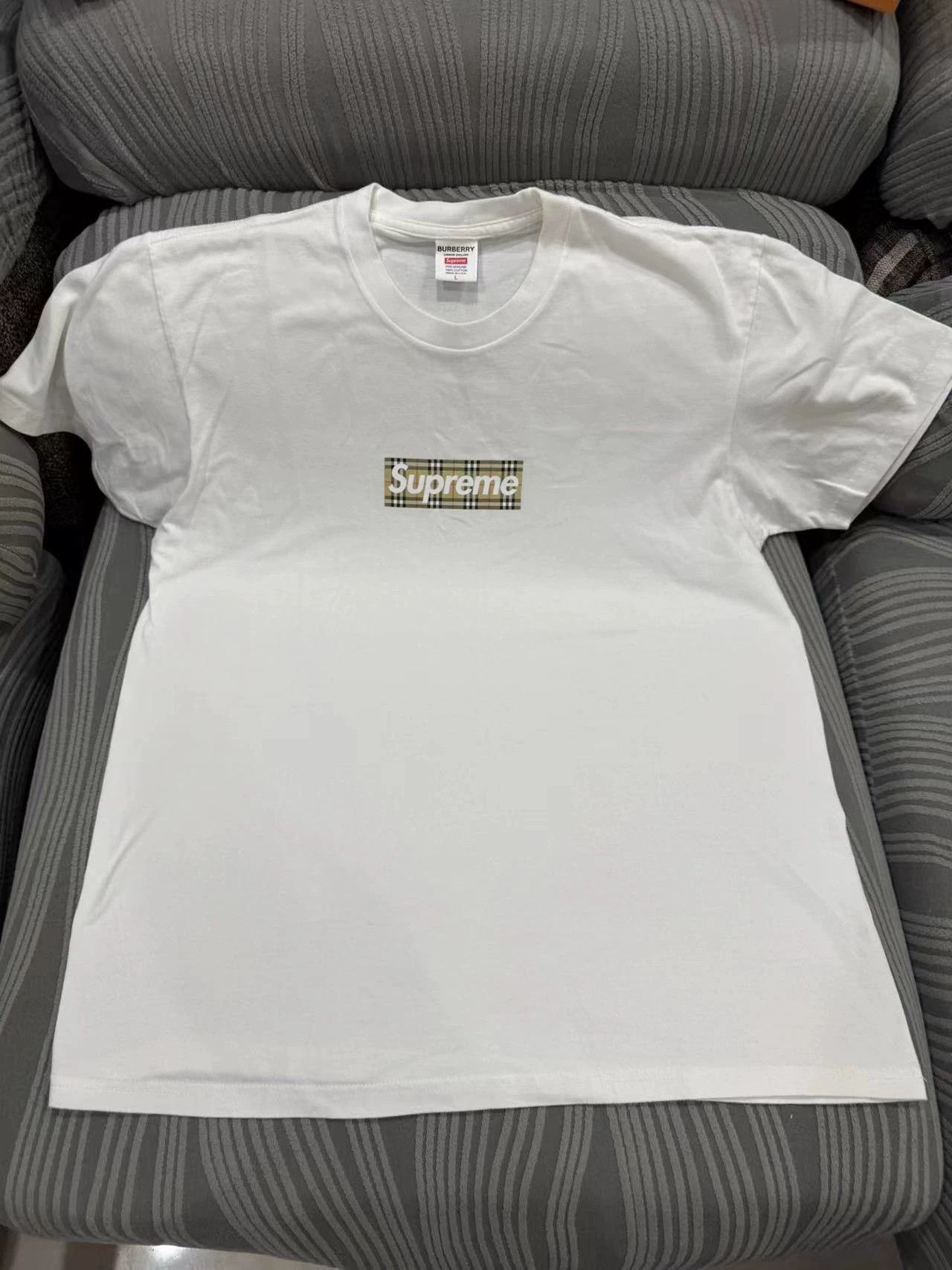 Burberry White Short Sleeve Graphic Tee with Check Logo Size US L / EU 52-54 / 3 - 1 Thumbnail