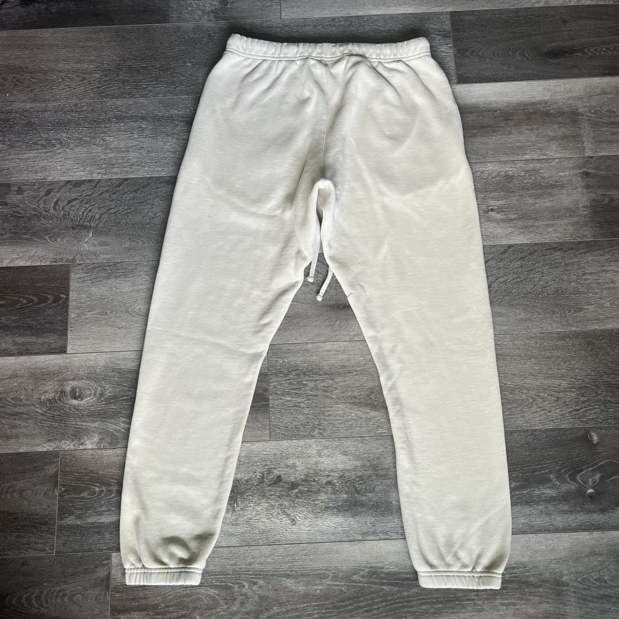 Essentials Fear of God FOG Essentials Light Bone Sweatpants Size Medium Size US 34 / EU 50 - 2 Thumbnail