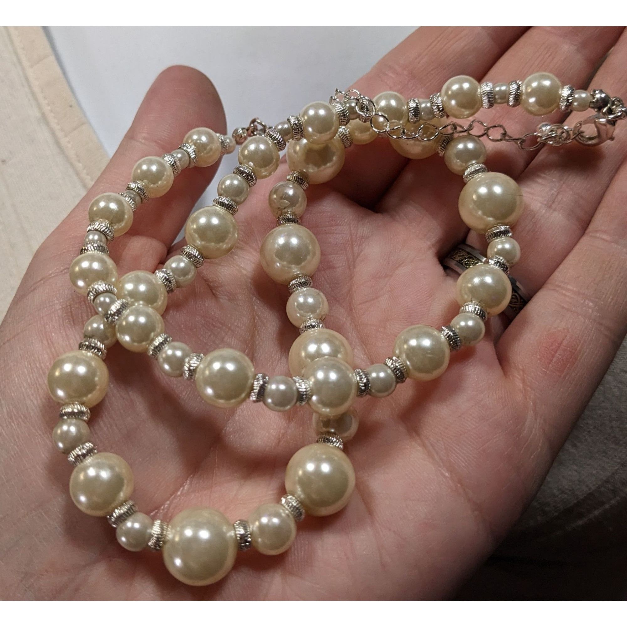 Other Vintage Avon White Faux Pearl Necklace With Silver Tone Acce Size ONE SIZE - 6 Thumbnail