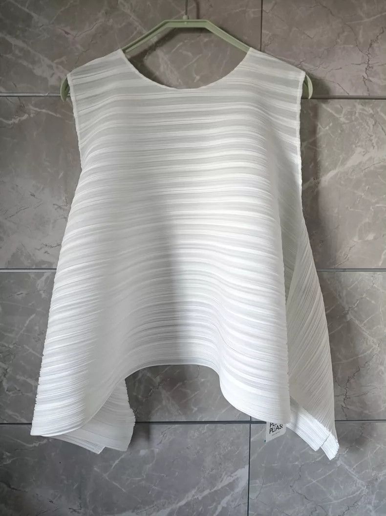 Issey Miyake size:3 White striped vest