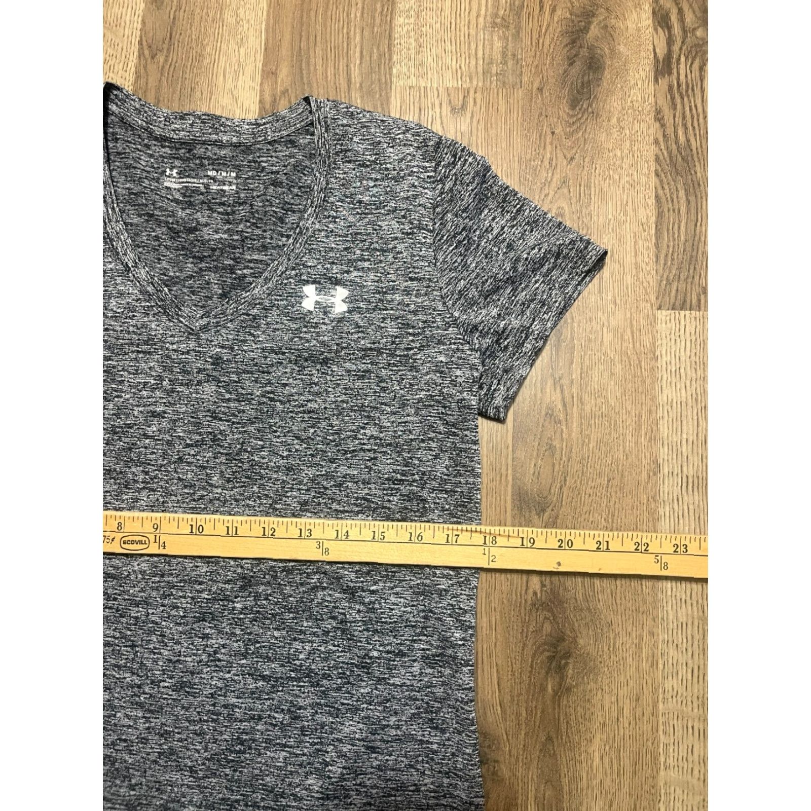 Under Armour Under armour Shirt Women's Medium Gray V-neck Short Sleeve Heatgear Shirt M Womens Gray V-Neck Short Sleeve Heatgear Size M / US 6-8 / IT 42-44 - 5 Thumbnail