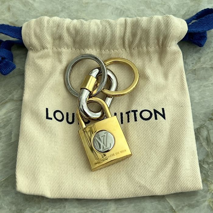 Louis Vuitton M63080 Keychain / LV Capucine Key Ring Metal Gold Unisex