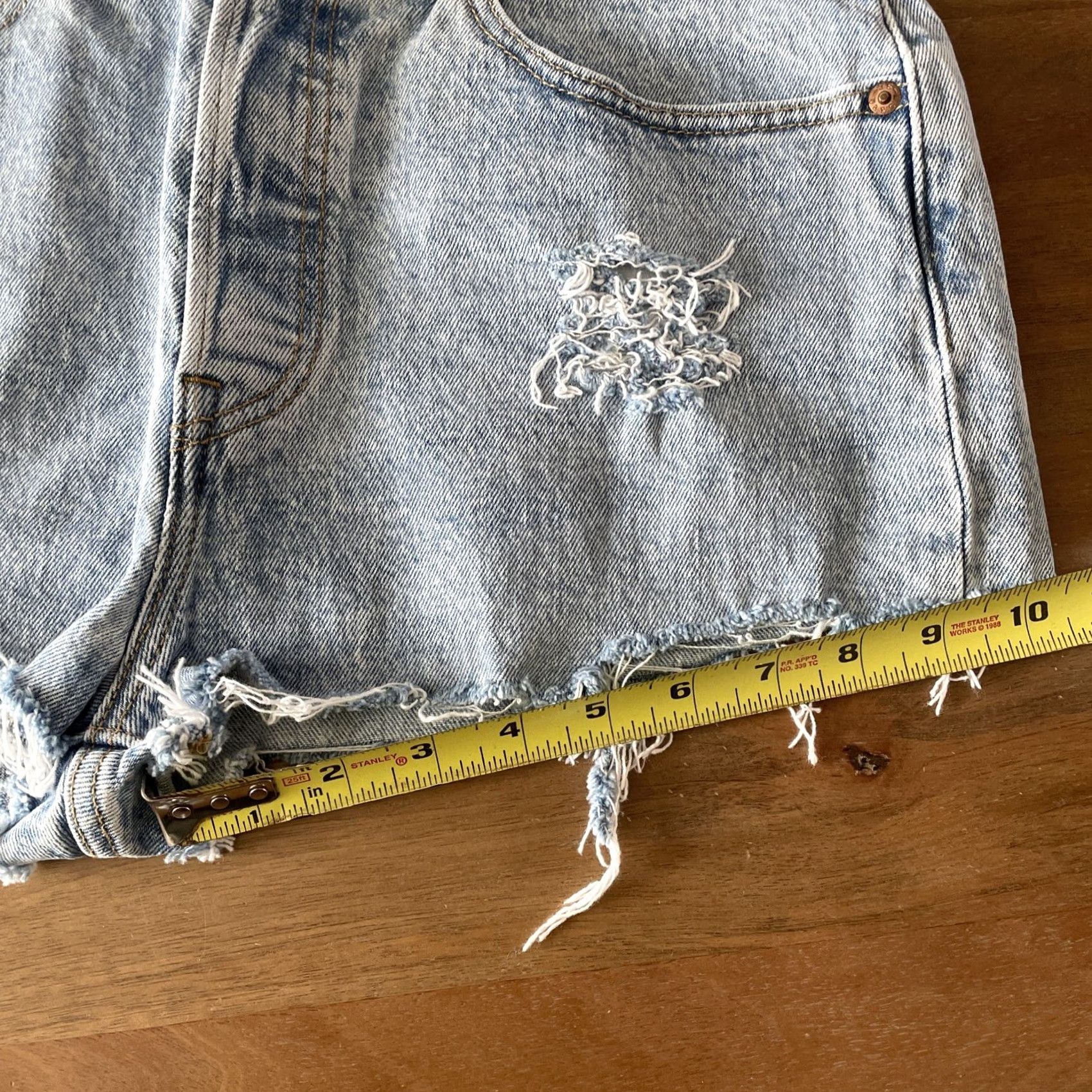 Levi's Levi’s 501 Cut Off Shorts Women 32 Denim Booty Jorts Raw Hem Hi-Rise Light Wash Shorts Casual Womens 90s Western Cowboy Grunge Vintage No Size 30" / US 8 / IT 44 - 4 Thumbnail