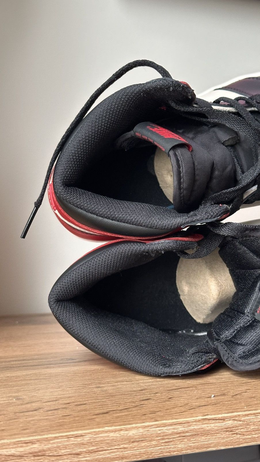 Jordan Brand × Nike Jordan 1 Retro High OG Bred Toe 2018 Size US 9 / EU 42 - 7 Thumbnail