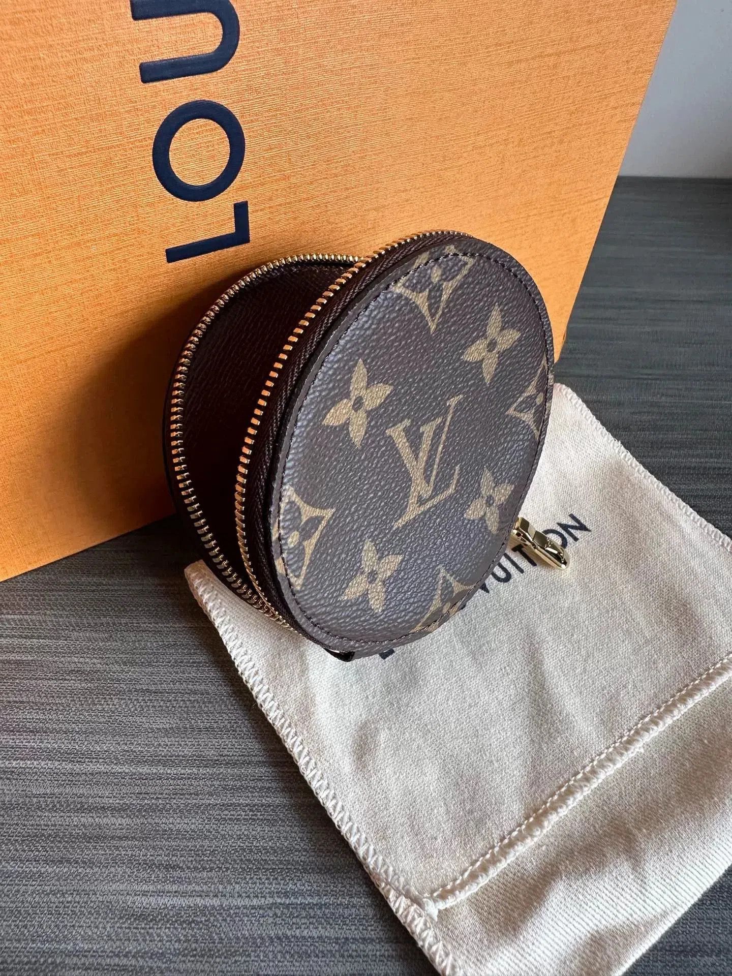 Louis Vuitton LV Classic Monogram Round Coin Purse. Size ONE SIZE - 4 Thumbnail
