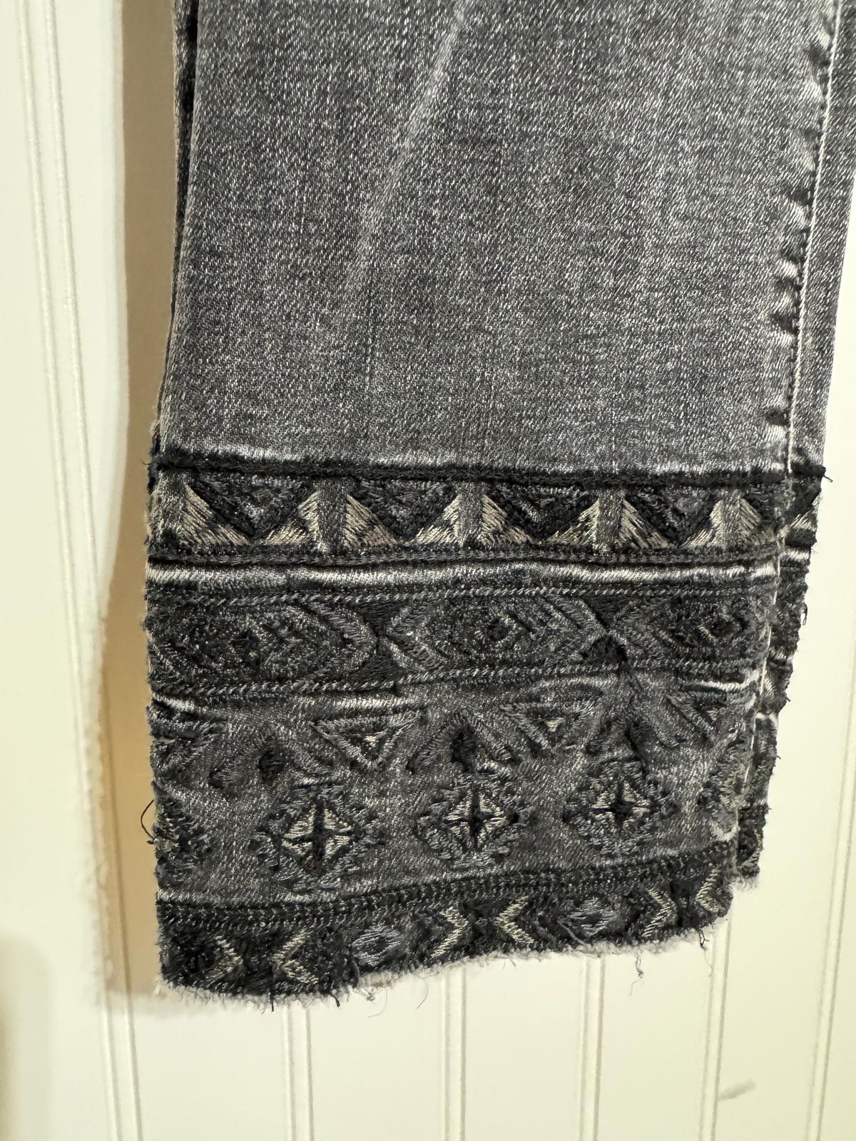 Other Driftwood Jackie Grey Embroidered Raw Hem Skinny Jeans 31x27 Size 31" - 2 Thumbnail