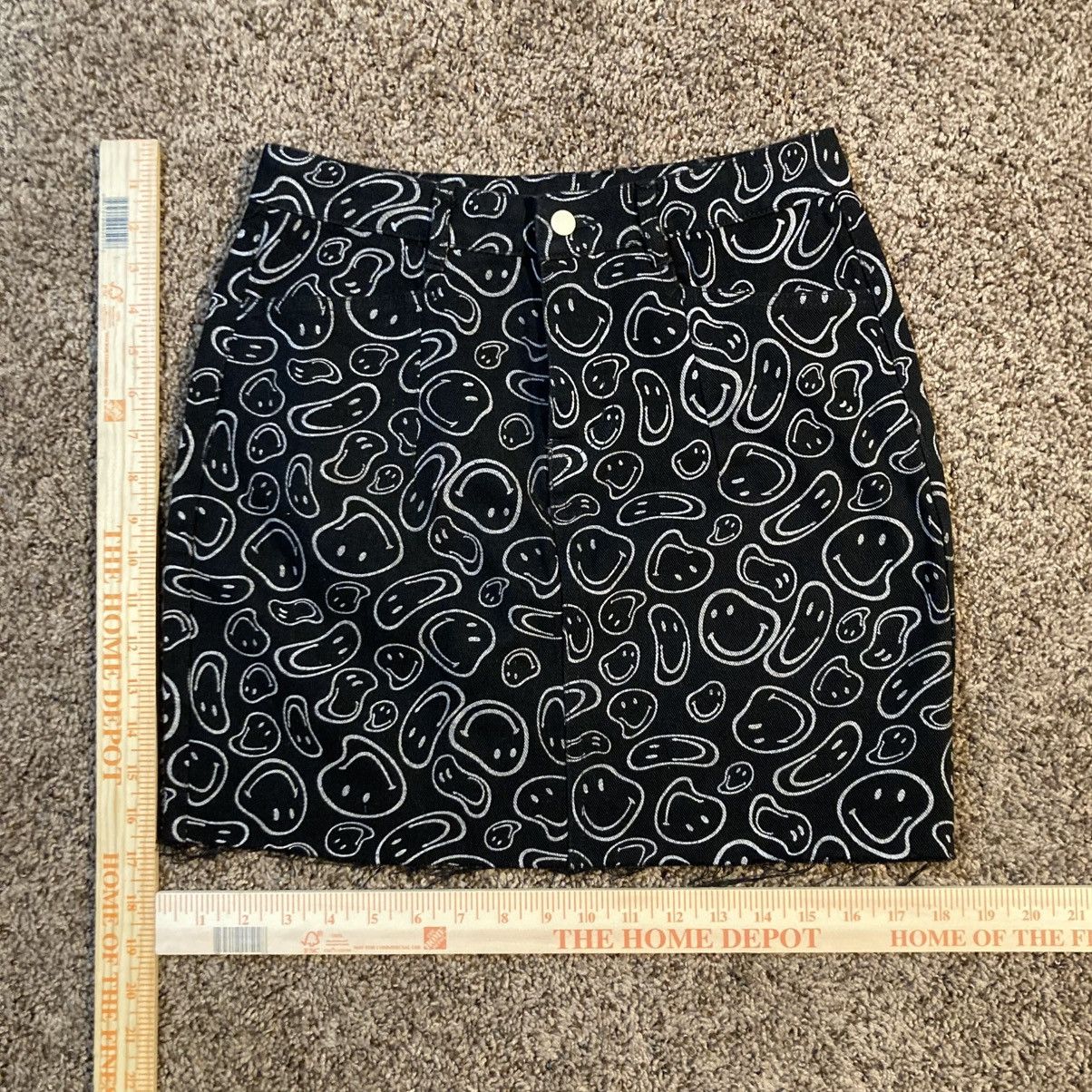 Designer × Vintage En;semble Y2K Black and white smiley face mini skirt size s Size 27" / US 4 / IT 40 - 3 Thumbnail