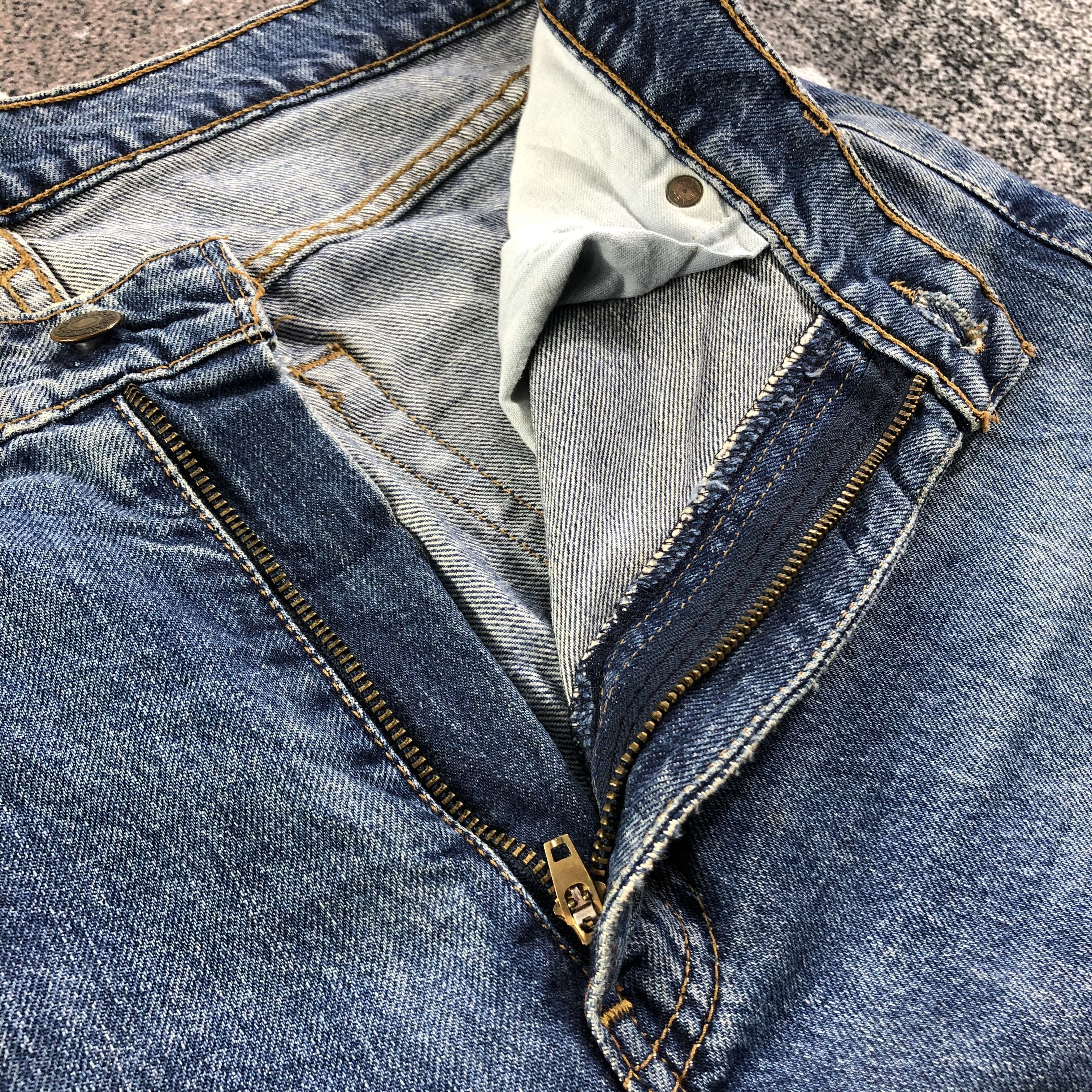 Levi's Vintage Levis 519 Jeans Medium Wash Denim KJ1863 Size US 33 - 8 Thumbnail