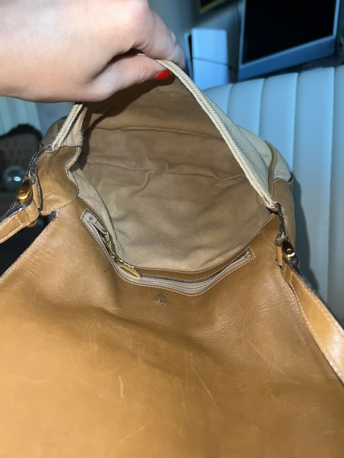 Gucci Gucci Vintage Tan and Brown Shoulder Bag Timeless Rare Size ONE SIZE - 15 Thumbnail