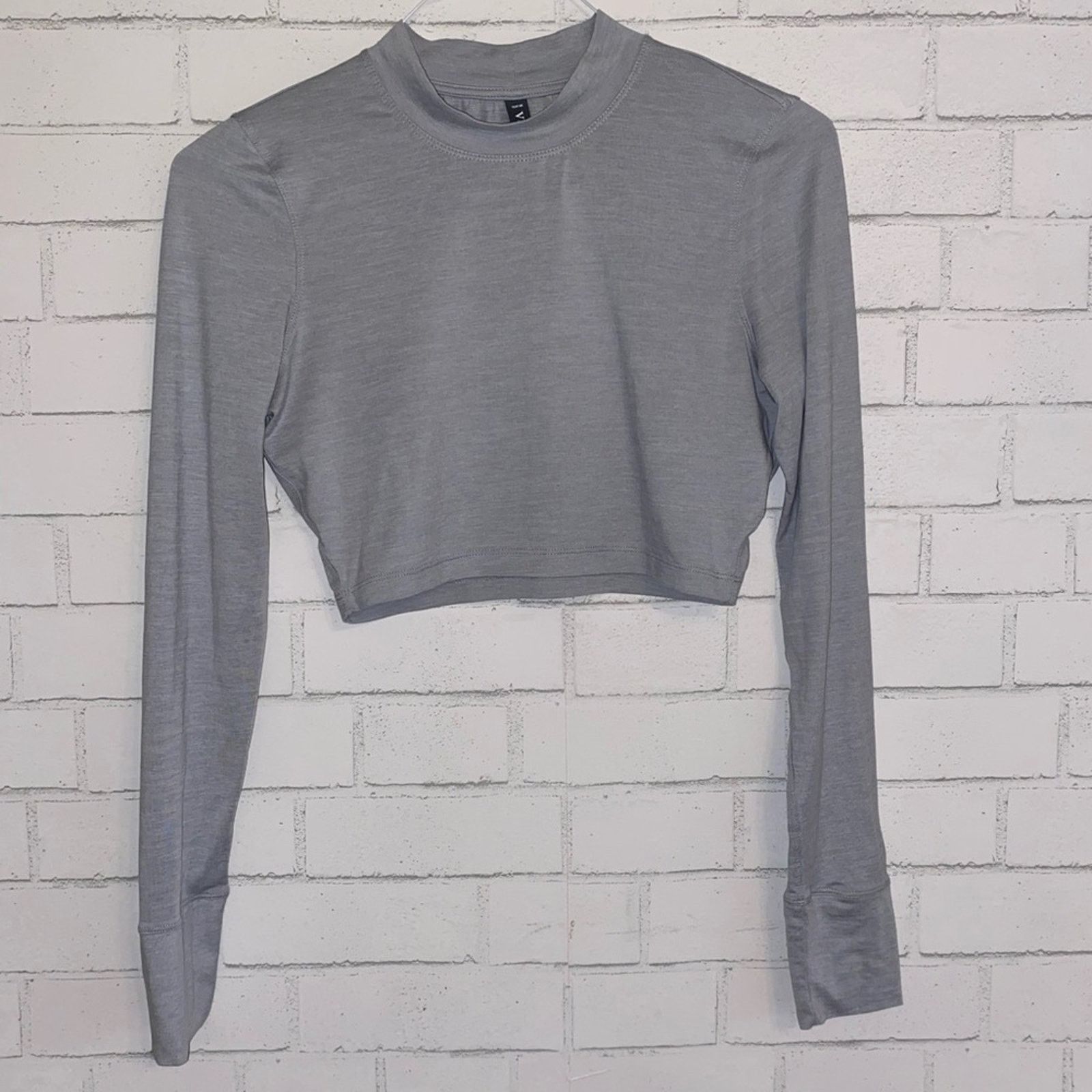 Vuori VUORI $85 LUX Long Sleeve Crop Mock Tee Gray MEDIUM EUC Size M / US 6-8 / IT 42-44 - 5 Thumbnail