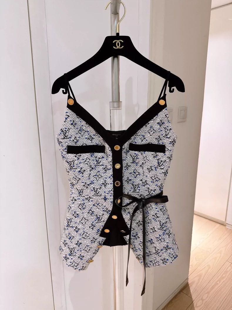 Louis Vuitton Louis Vuitton Floral Logo Camisole Vest-dmc Size US S / EU 44-46 / 1 - 1 Thumbnail